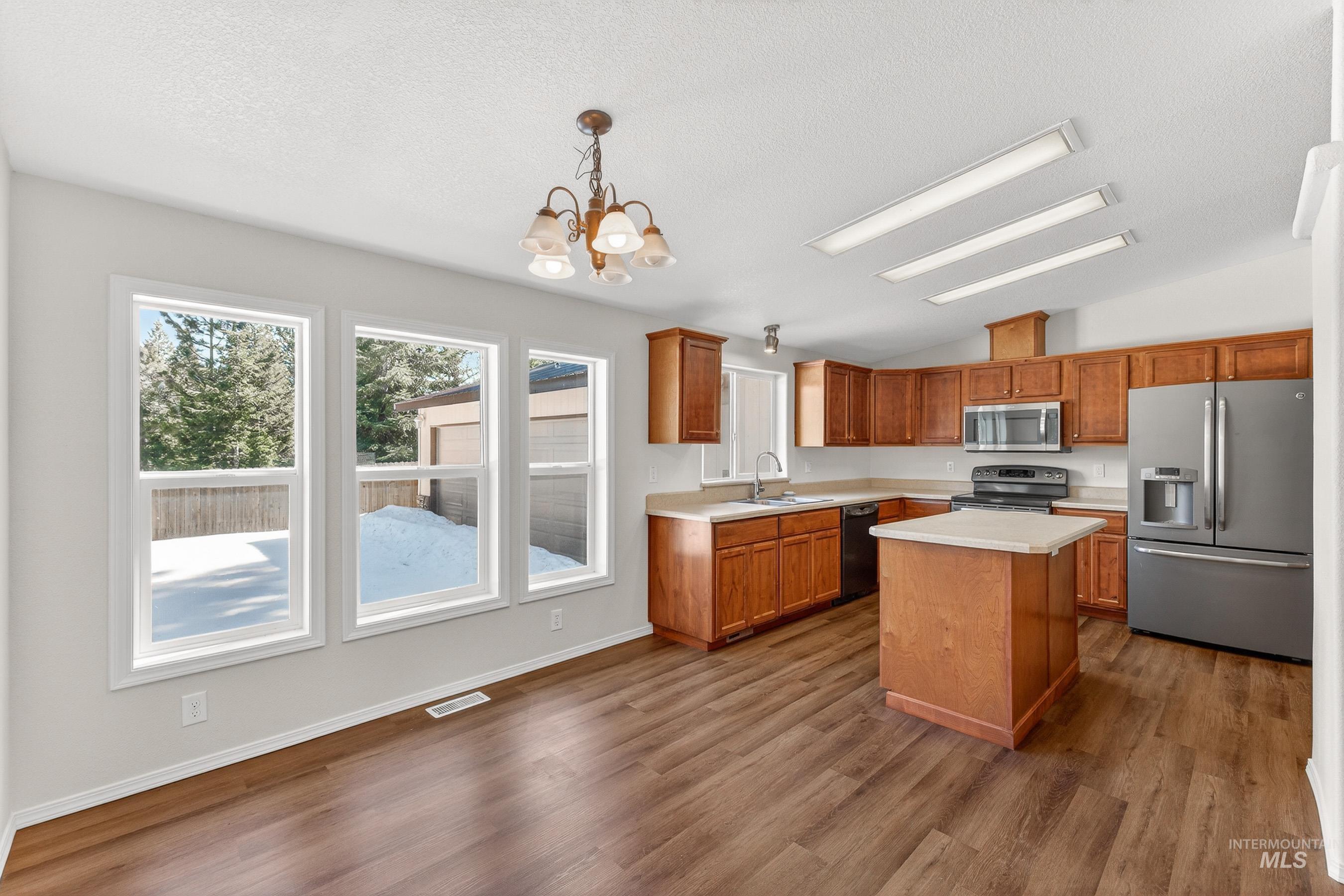 1649 Crown Point Pkwy, Cascade, Idaho 83611, 3 Bedrooms, 2 Bathrooms, Residential For Sale, Price $554,900, 98983815