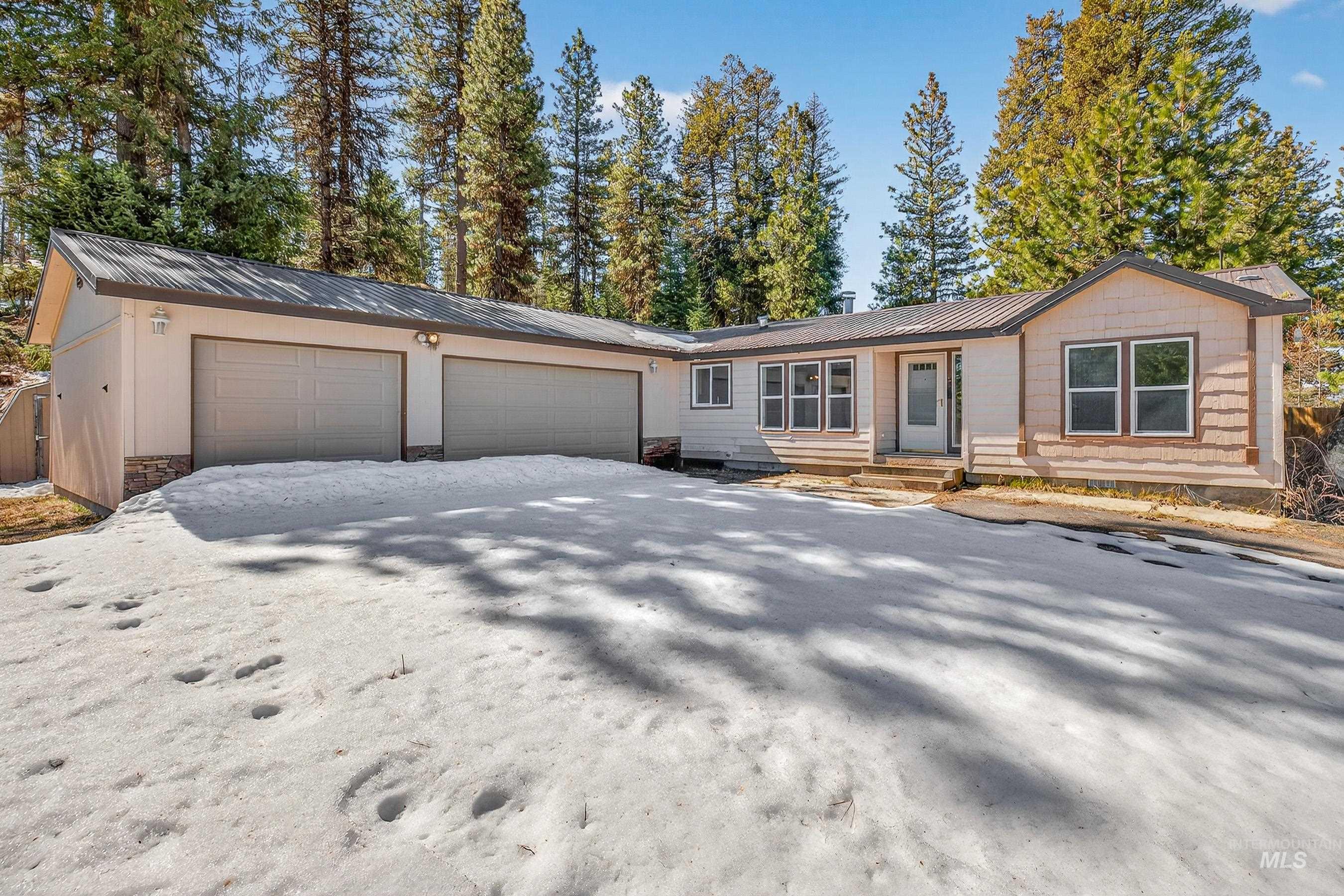 1649 Crown Point Pkwy, Cascade, Idaho 83611, 3 Bedrooms, 2 Bathrooms, Residential For Sale, Price $554,900, 98983815