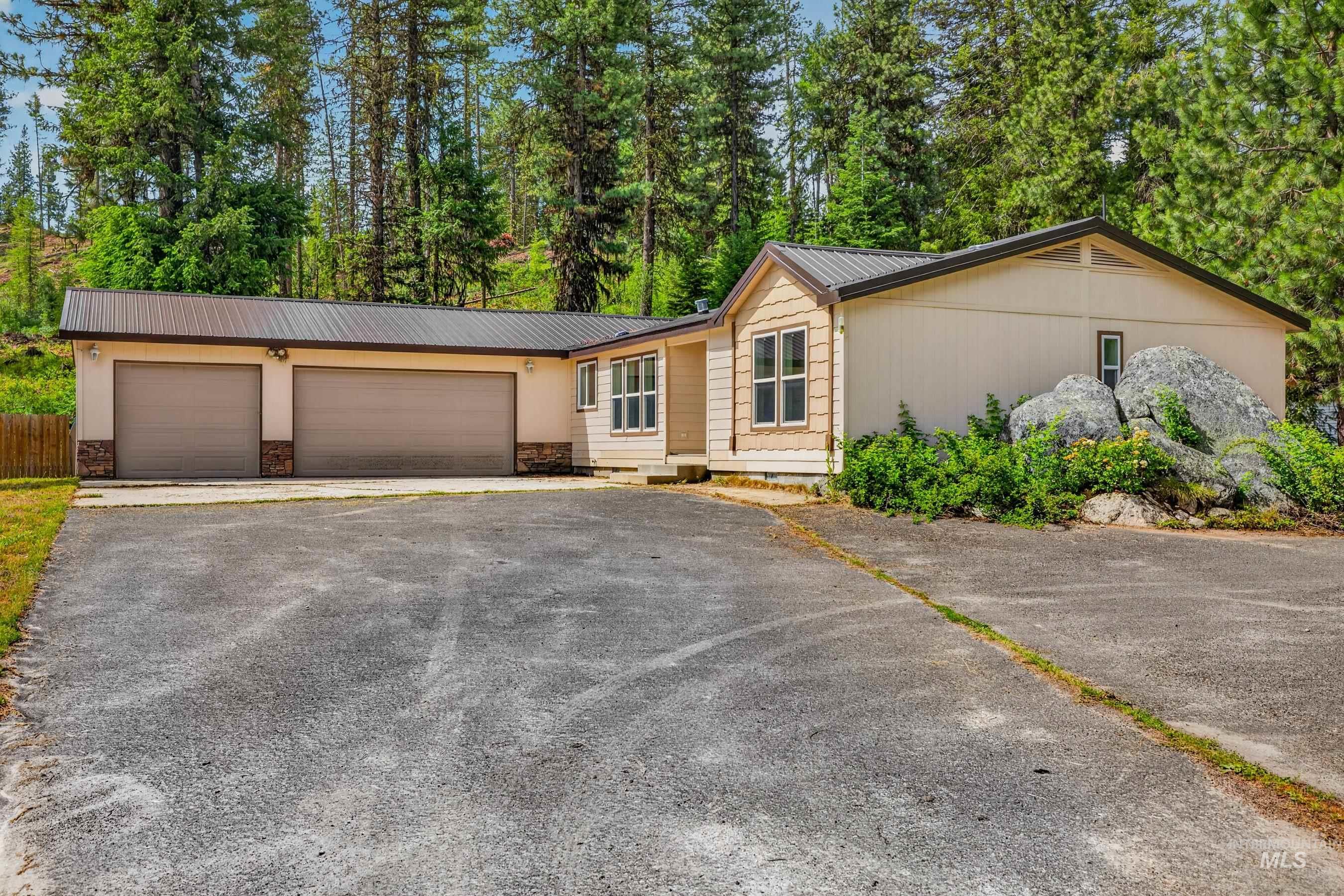 1649 Crown Point Pkwy, Cascade, Idaho 83611, 3 Bedrooms, 2 Bathrooms, Residential For Sale, Price $554,900, 98983815