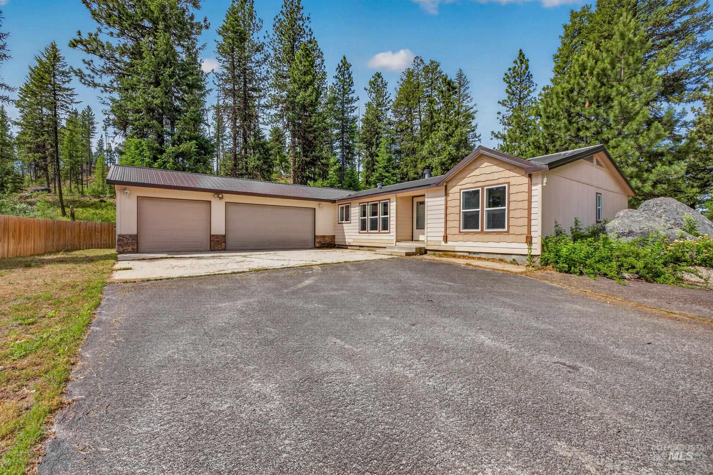 1649 Crown Point Pkwy, Cascade, Idaho 83611, 3 Bedrooms, 2 Bathrooms, Residential For Sale, Price $554,900, 98983815