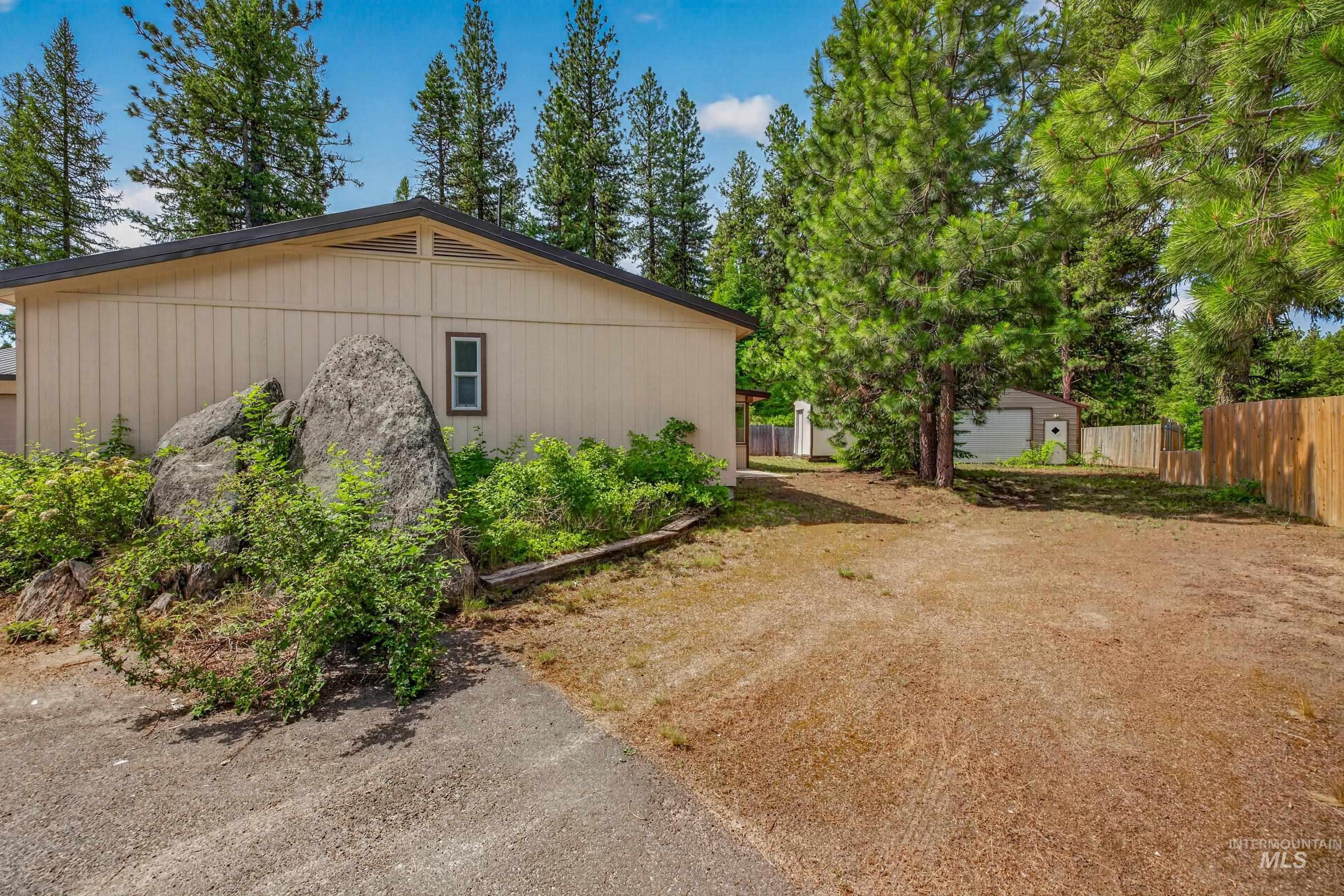 1649 Crown Point Pkwy, Cascade, Idaho 83611, 3 Bedrooms, 2 Bathrooms, Residential For Sale, Price $554,900, 98983815