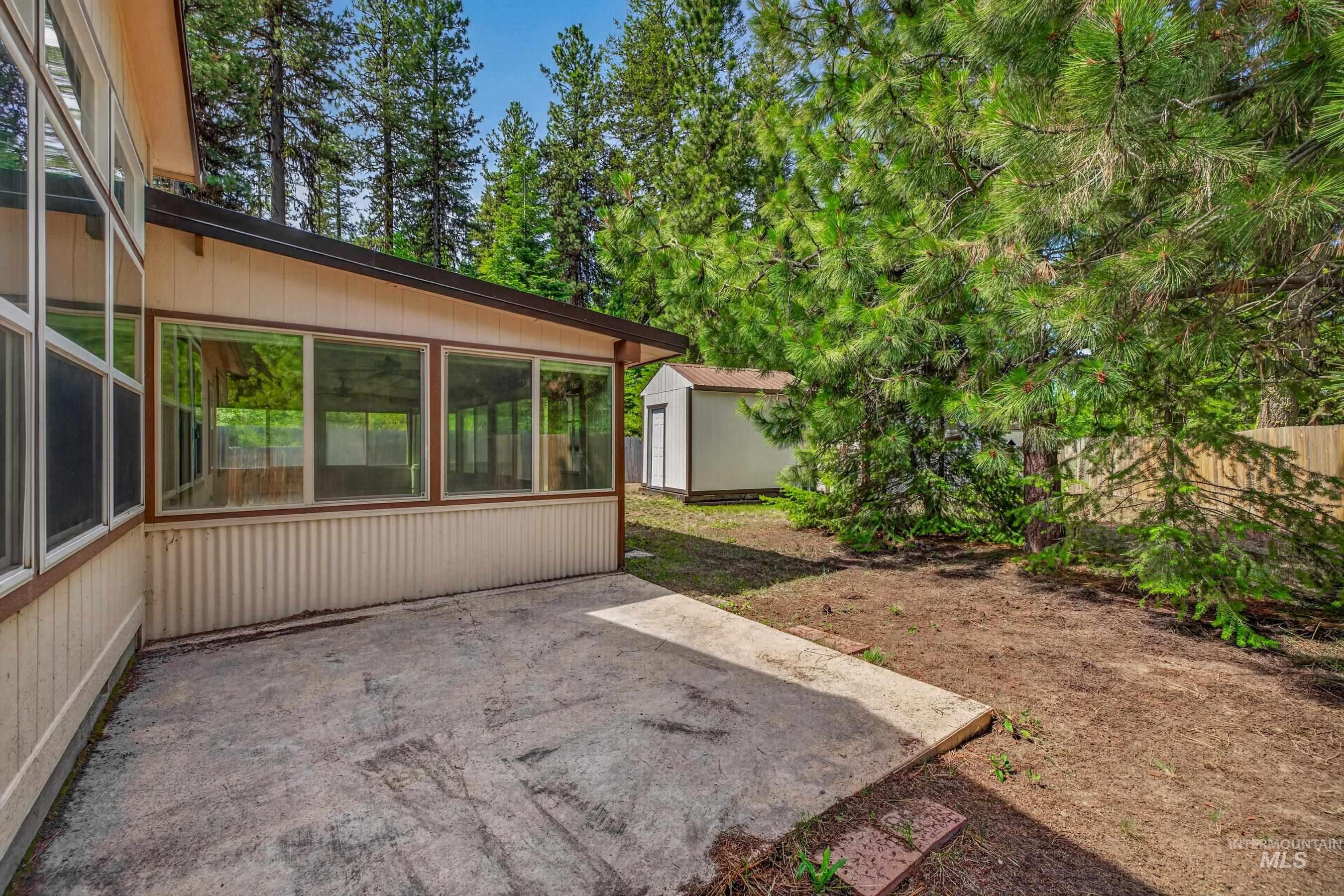 1649 Crown Point Pkwy, Cascade, Idaho 83611, 3 Bedrooms, 2 Bathrooms, Residential For Sale, Price $554,900, 98983815