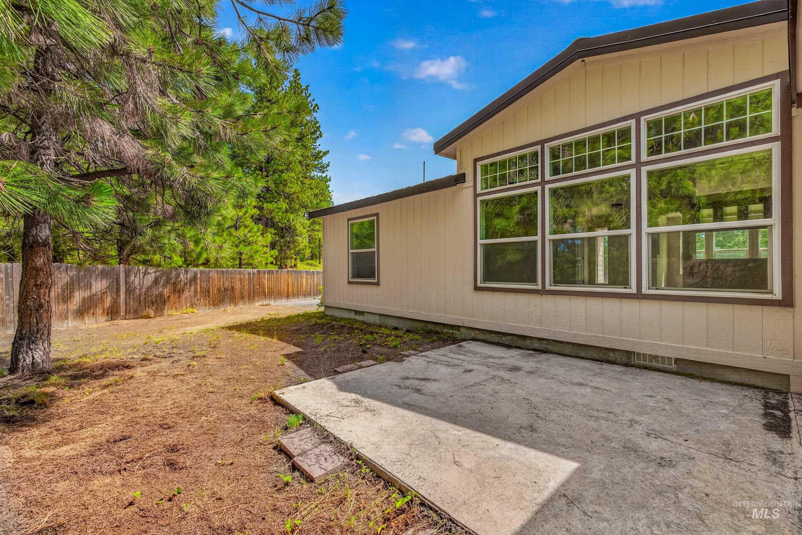1649 Crown Point Pkwy, Cascade, Idaho 83611, 3 Bedrooms, 2 Bathrooms, Residential For Sale, Price $554,900, 98983815