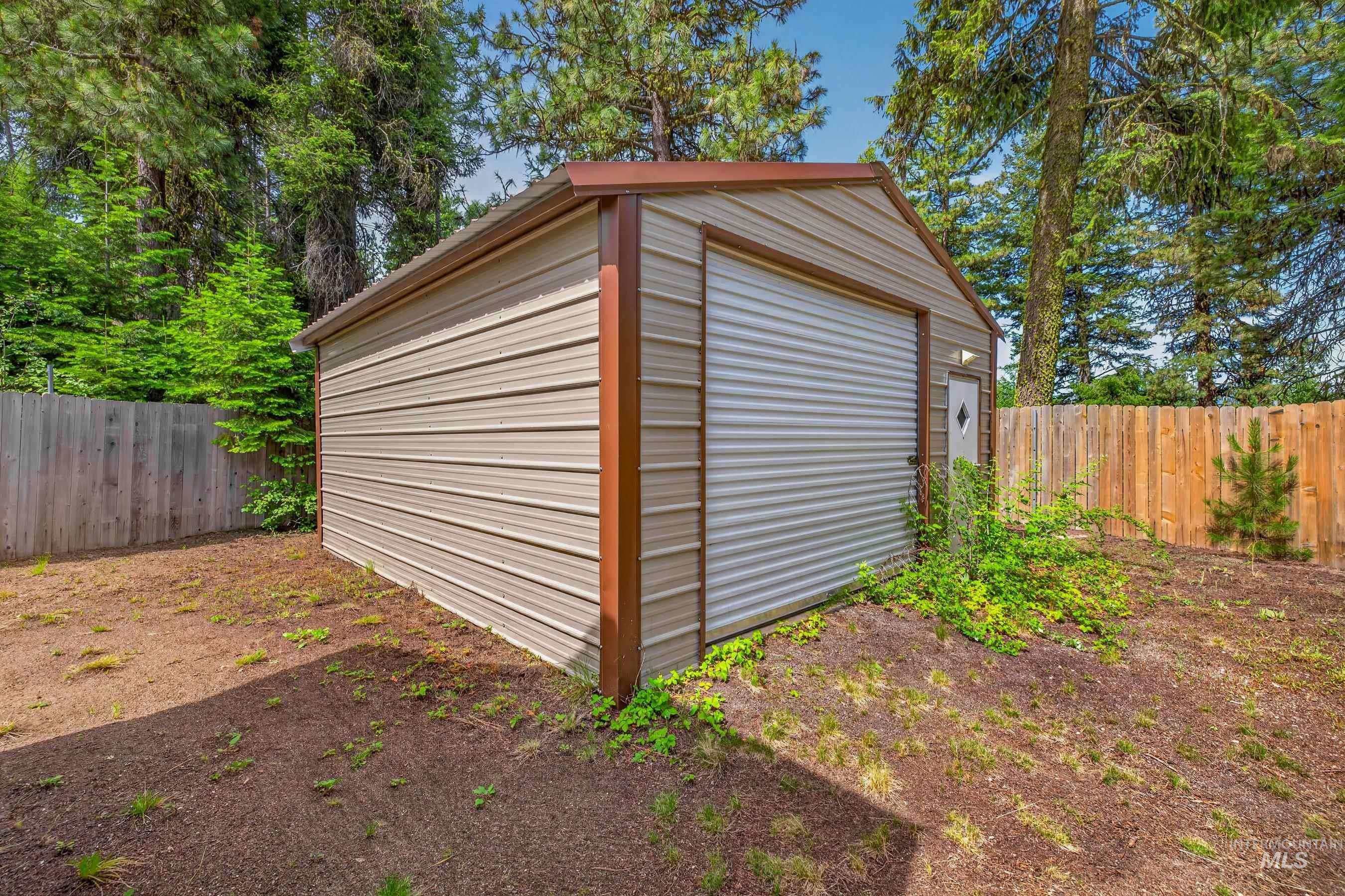 1649 Crown Point Pkwy, Cascade, Idaho 83611, 3 Bedrooms, 2 Bathrooms, Residential For Sale, Price $554,900, 98983815