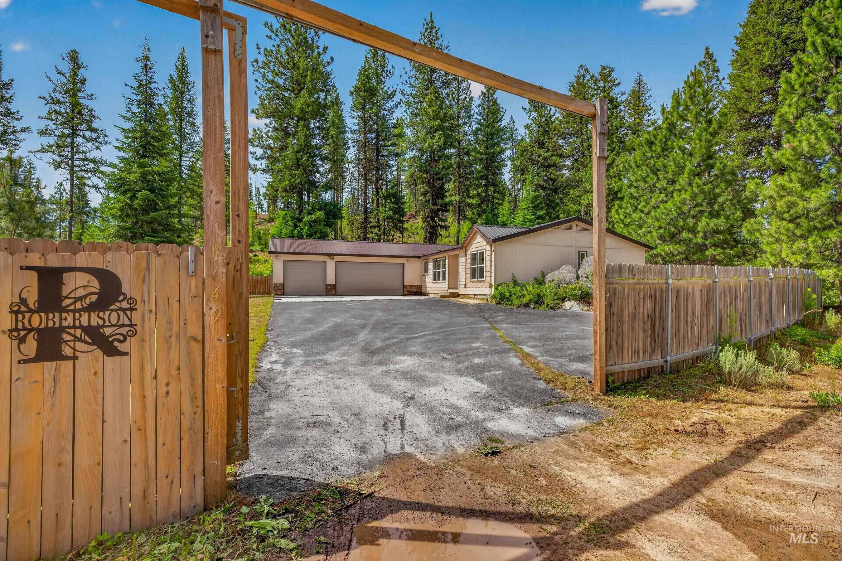 1649 Crown Point Pkwy, Cascade, Idaho 83611, 3 Bedrooms, 2 Bathrooms, Residential For Sale, Price $554,900, 98983815