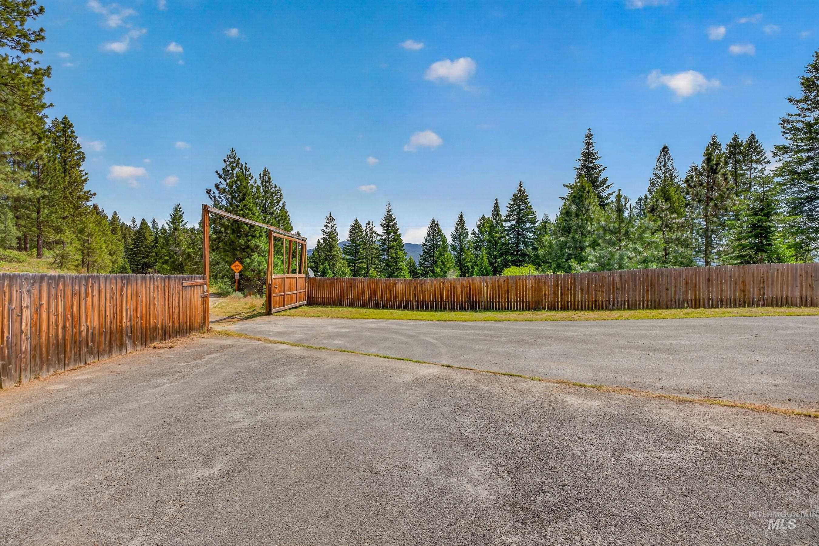 1649 Crown Point Pkwy, Cascade, Idaho 83611, 3 Bedrooms, 2 Bathrooms, Residential For Sale, Price $554,900, 98983815