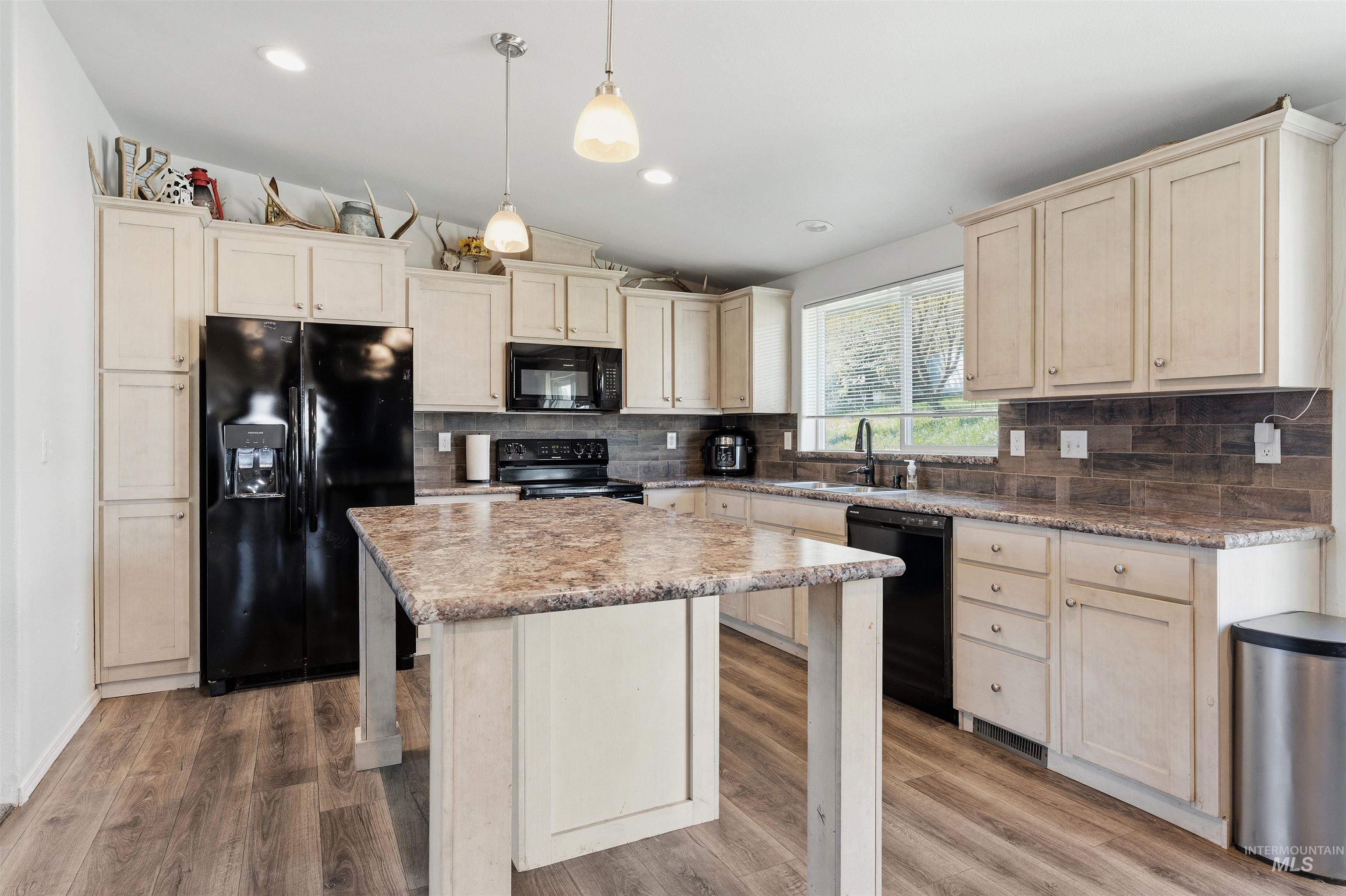 302 3rd Ave, Craigmont, Idaho 83523, 3 Bedrooms, 2 Bathrooms, Residential For Sale, Price $295,000, 98983850