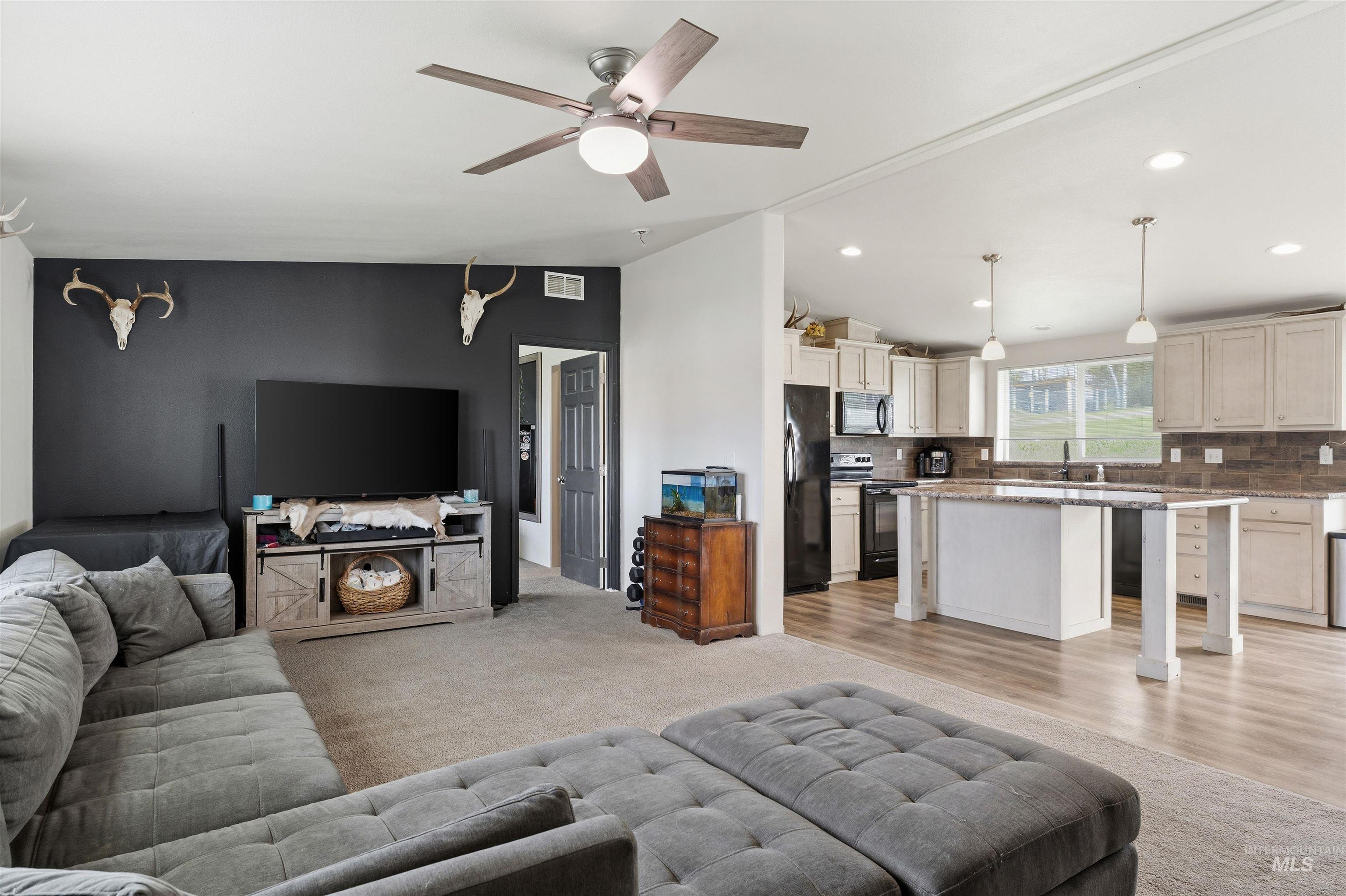 302 3rd Ave, Craigmont, Idaho 83523, 3 Bedrooms, 2 Bathrooms, Residential For Sale, Price $295,000, 98983850