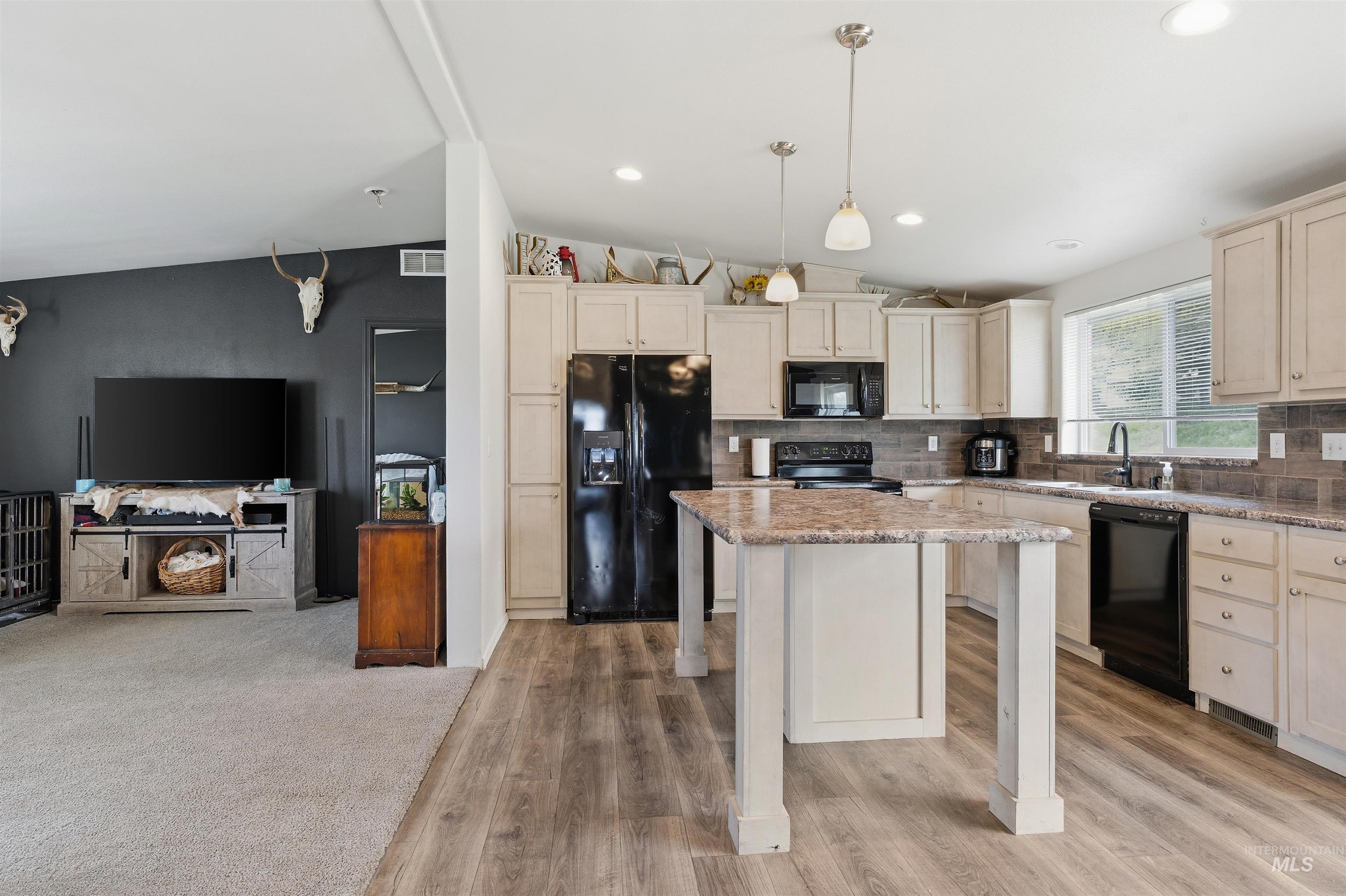 302 3rd Ave, Craigmont, Idaho 83523, 3 Bedrooms, 2 Bathrooms, Residential For Sale, Price $295,000, 98983850