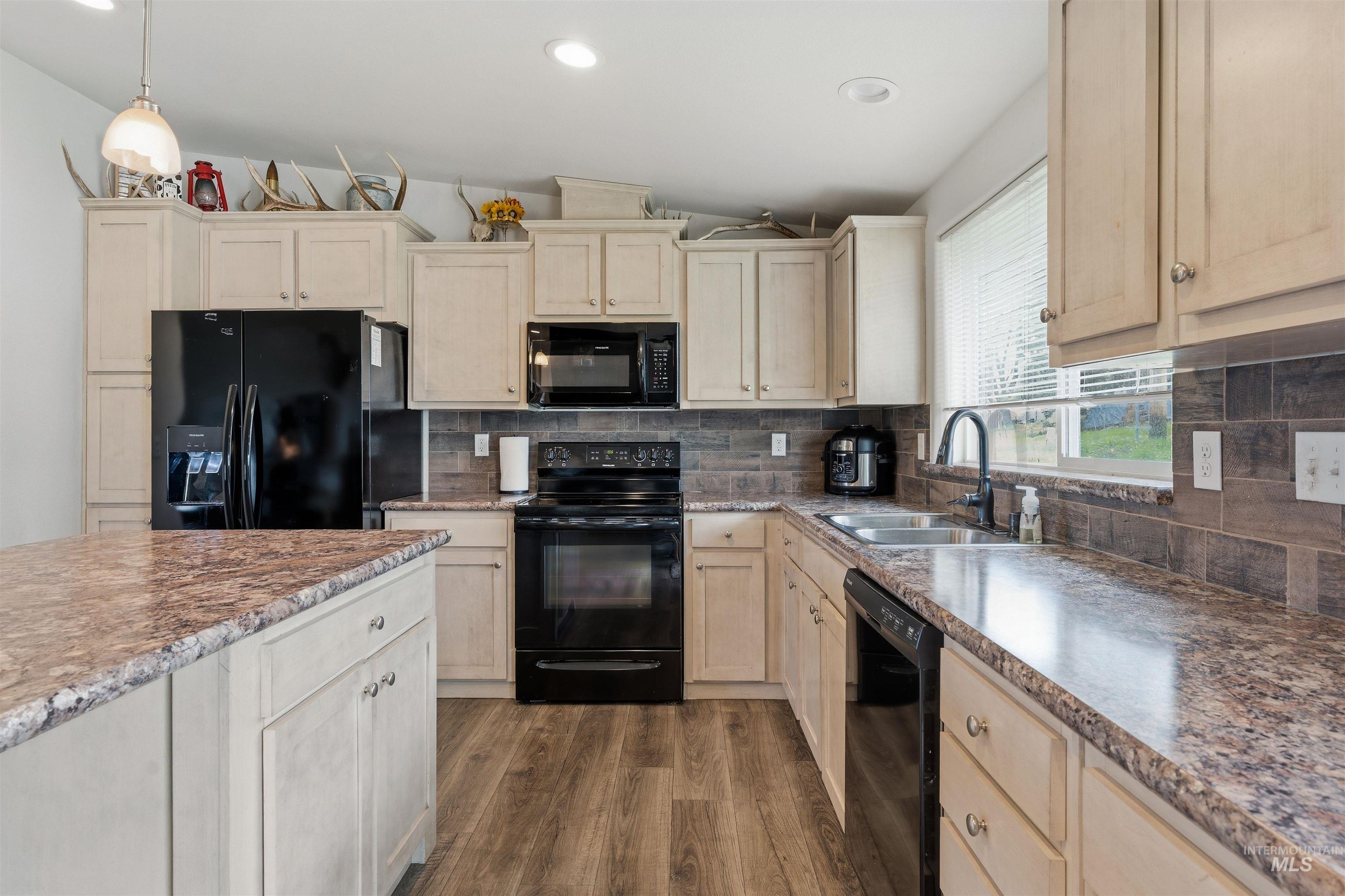 302 3rd Ave, Craigmont, Idaho 83523, 3 Bedrooms, 2 Bathrooms, Residential For Sale, Price $295,000, 98983850