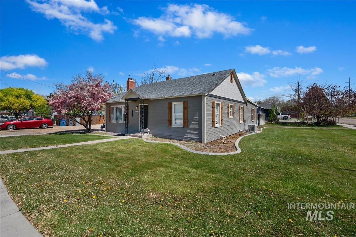 1320 S Holly, Nampa, Idaho 83686, 3 Bedrooms, 1.5 Bathrooms, Residential Income For Sale, Price $449,900,MLS 98983854
