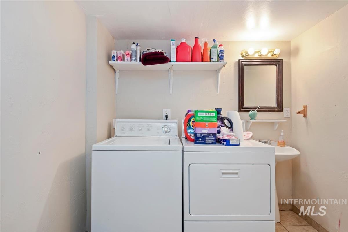 1320 S Holly, Nampa, Idaho 83686, 3 Bedrooms, 1.5 Bathrooms, Residential Income For Sale, Price $449,900,MLS 98983854