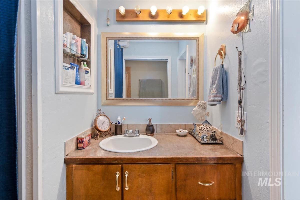 1320 S Holly, Nampa, Idaho 83686, 3 Bedrooms, 1.5 Bathrooms, Residential Income For Sale, Price $449,900,MLS 98983854