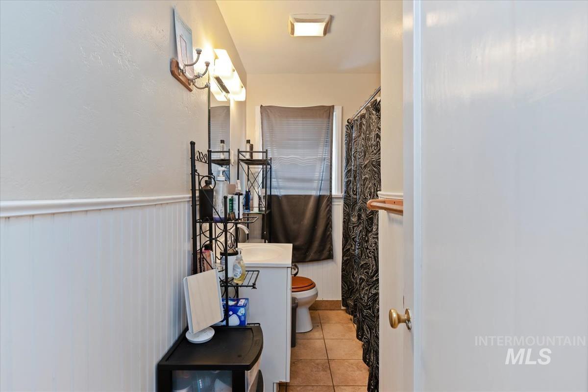 1320 S Holly, Nampa, Idaho 83686, 3 Bedrooms, 1.5 Bathrooms, Residential Income For Sale, Price $449,900,MLS 98983854