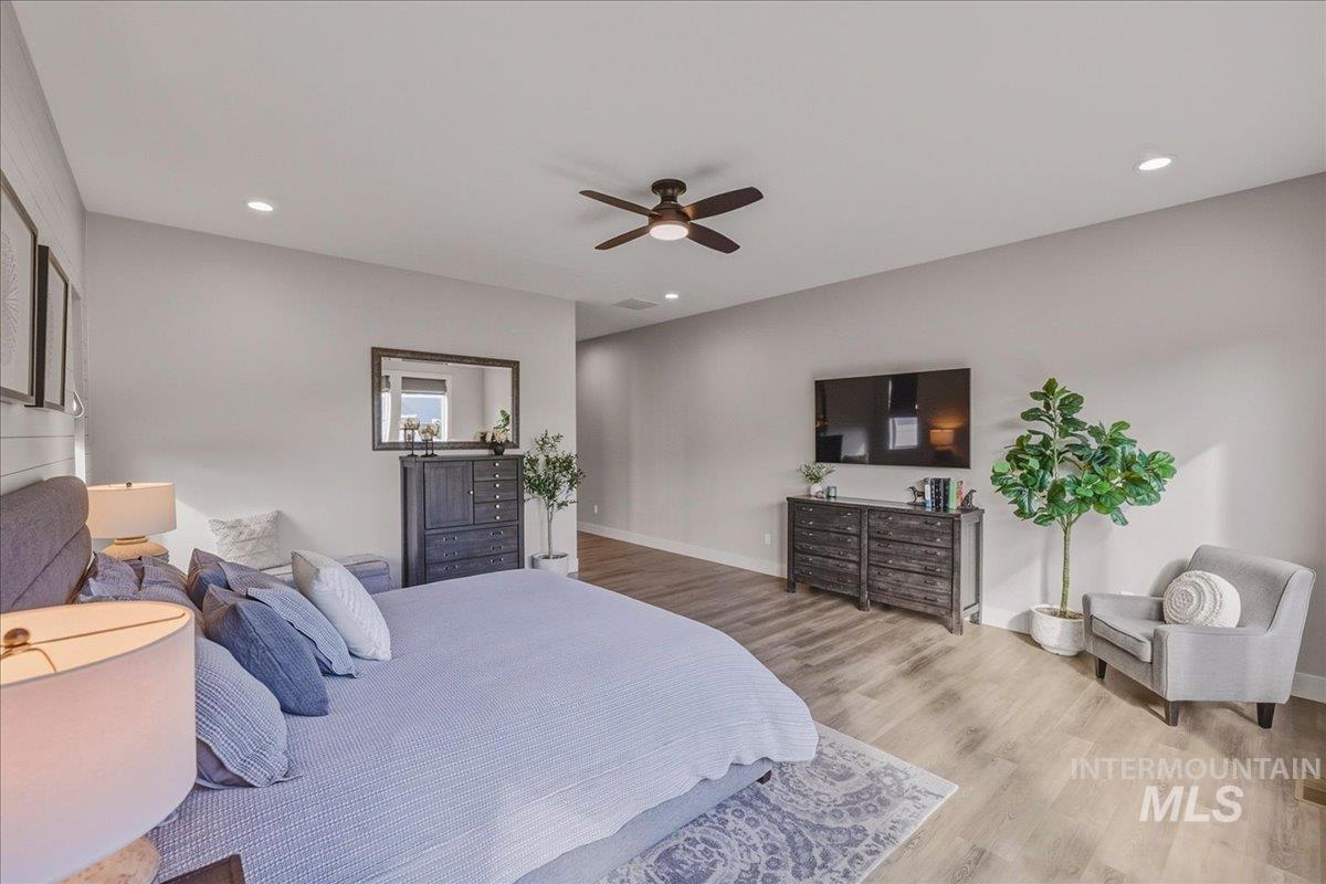 8033 W Sparks Lake Dr, Boise, Idaho 83714, 4 Bedrooms, 2.5 Bathrooms, Residential For Sale, Price $1,040,000,MLS 98983862