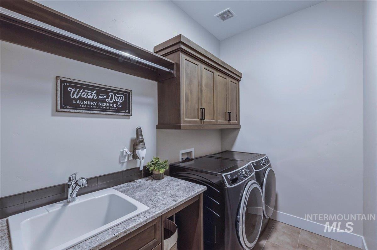 8033 W Sparks Lake Dr, Boise, Idaho 83714, 4 Bedrooms, 2.5 Bathrooms, Residential For Sale, Price $1,040,000,MLS 98983862