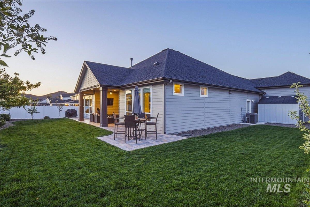 8033 W Sparks Lake Dr, Boise, Idaho 83714, 4 Bedrooms, 2.5 Bathrooms, Residential For Sale, Price $1,040,000,MLS 98983862