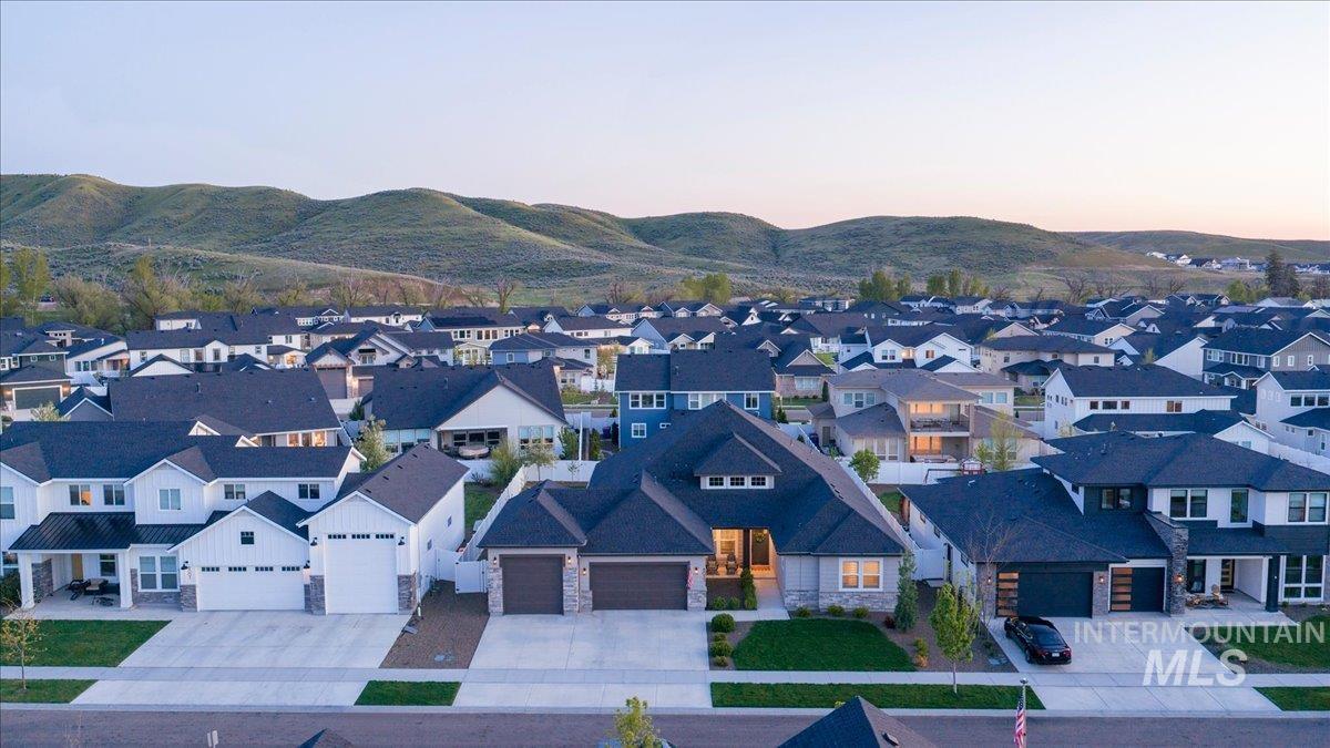 8033 W Sparks Lake Dr, Boise, Idaho 83714, 4 Bedrooms, 2.5 Bathrooms, Residential For Sale, Price $1,040,000,MLS 98983862