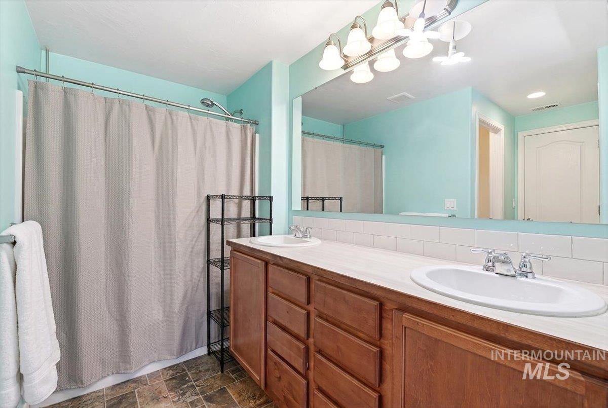 3316 E Red Sunset Maple Dr, Nampa, Idaho 83687, 3 Bedrooms, 2 Bathrooms, Residential For Sale, Price $390,000, 98983876