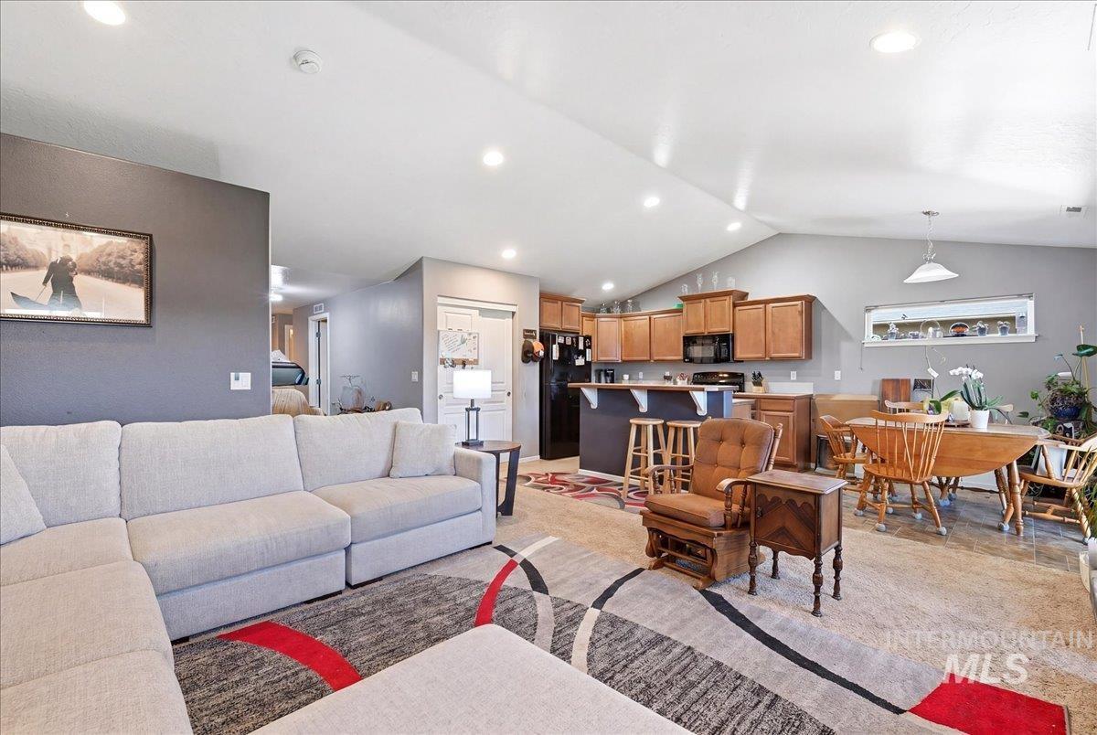 3316 E Red Sunset Maple Dr, Nampa, Idaho 83687, 3 Bedrooms, 2 Bathrooms, Residential For Sale, Price $390,000, 98983876