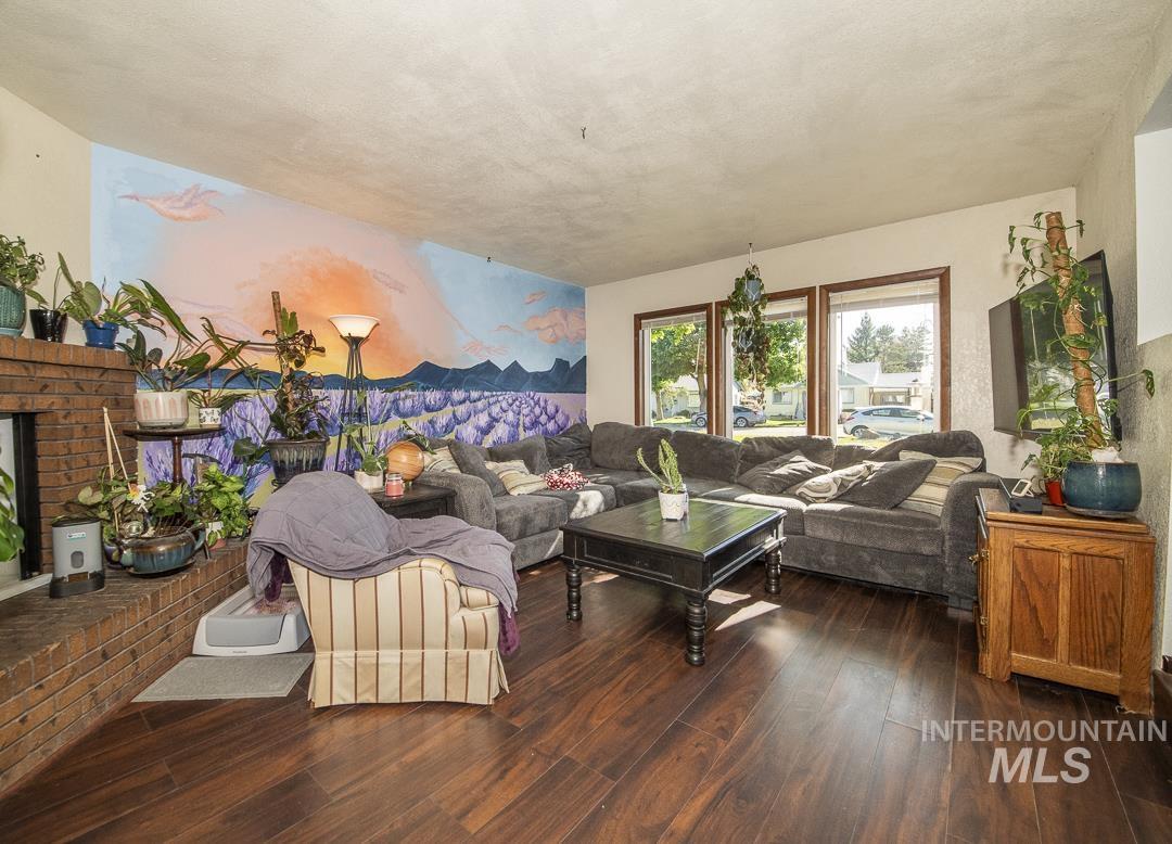 715 S Almond St., Nampa, Idaho 83686, 3 Bedrooms, 2 Bathrooms, Residential For Sale, Price $344,900, 98983886