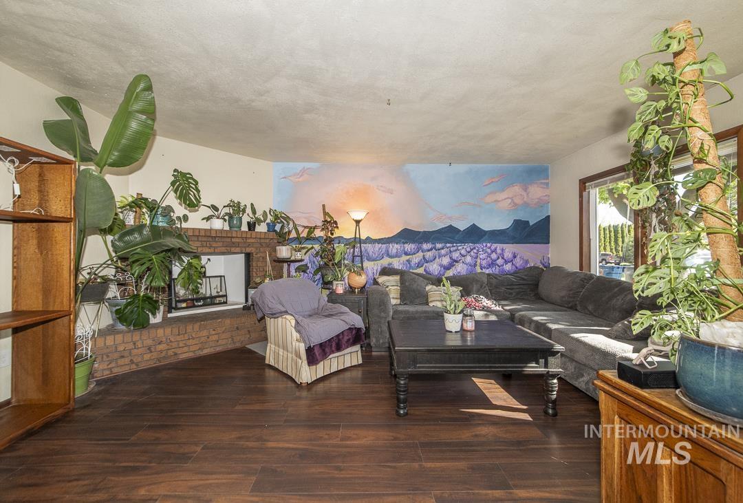 715 S Almond St., Nampa, Idaho 83686, 3 Bedrooms, 2 Bathrooms, Residential For Sale, Price $344,900, 98983886