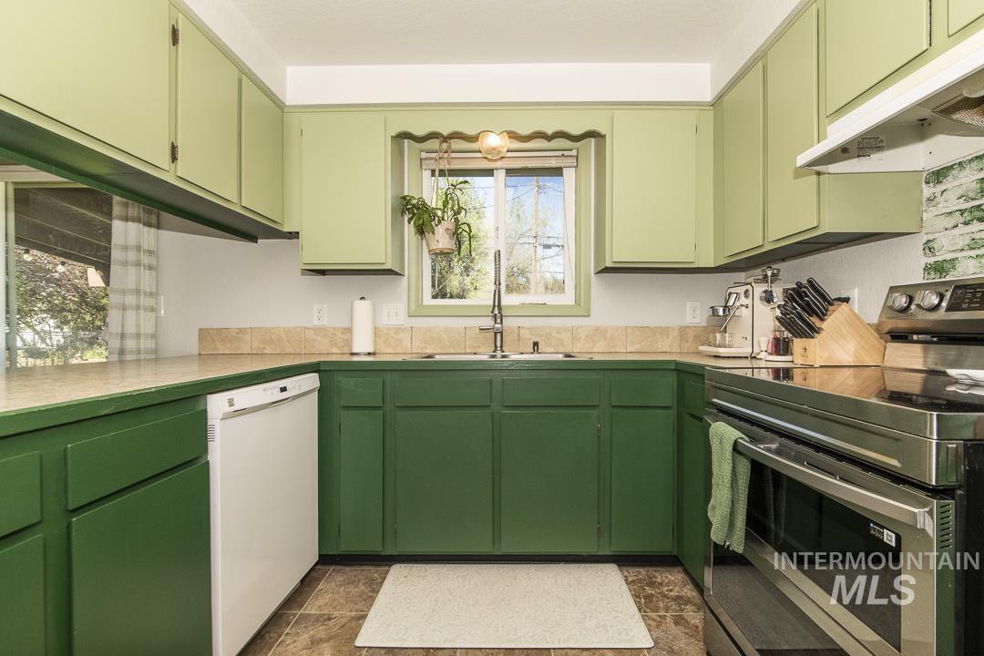 715 S Almond St., Nampa, Idaho 83686, 3 Bedrooms, 2 Bathrooms, Residential For Sale, Price $344,900, 98983886