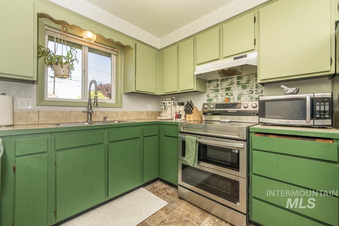 715 S Almond St., Nampa, Idaho 83686, 3 Bedrooms, 2 Bathrooms, Residential For Sale, Price $344,900, 98983886