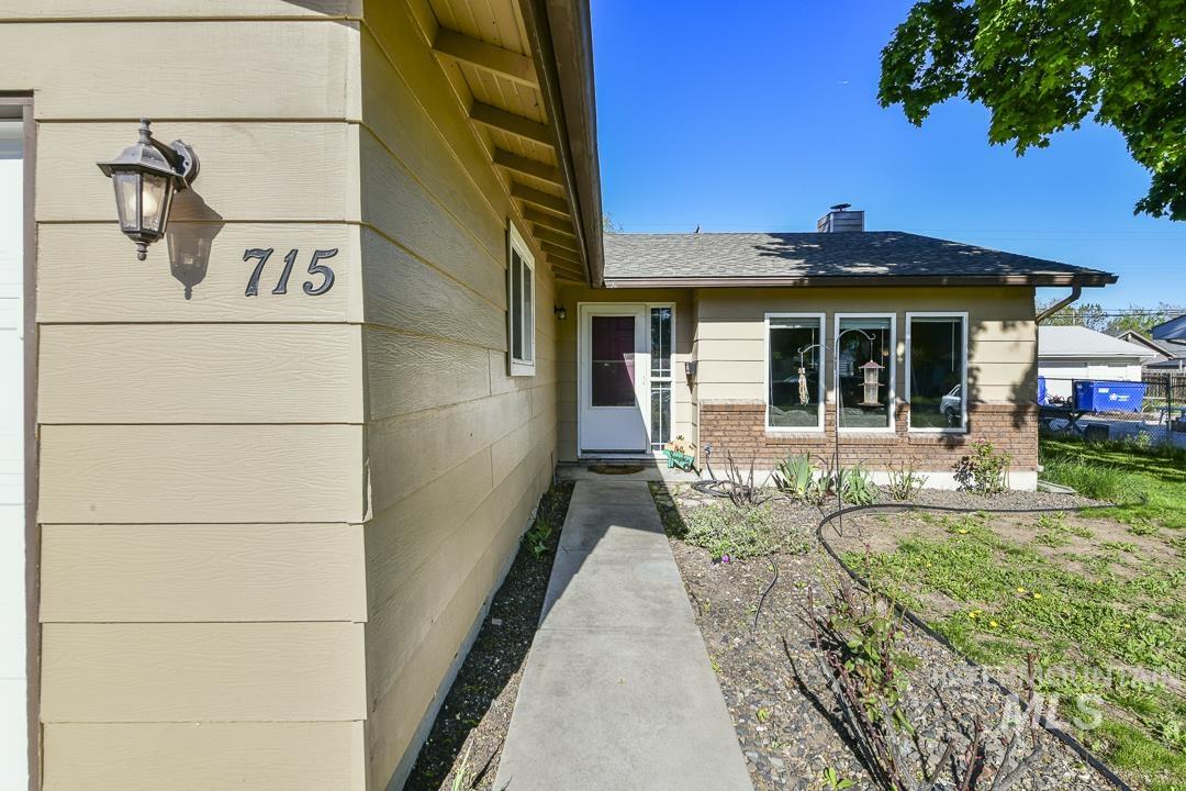 715 S Almond St., Nampa, Idaho 83686, 3 Bedrooms, 2 Bathrooms, Residential For Sale, Price $344,900, 98983886