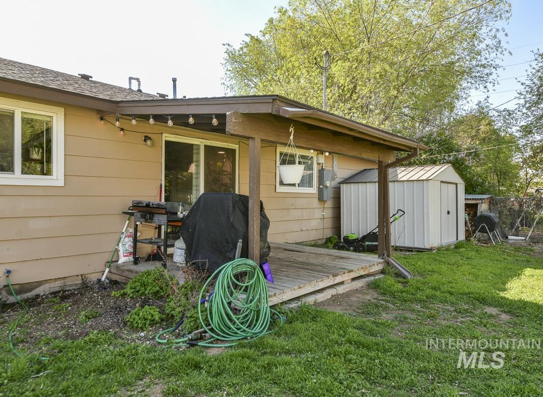 715 S Almond St., Nampa, Idaho 83686, 3 Bedrooms, 2 Bathrooms, Residential For Sale, Price $344,900, 98983886