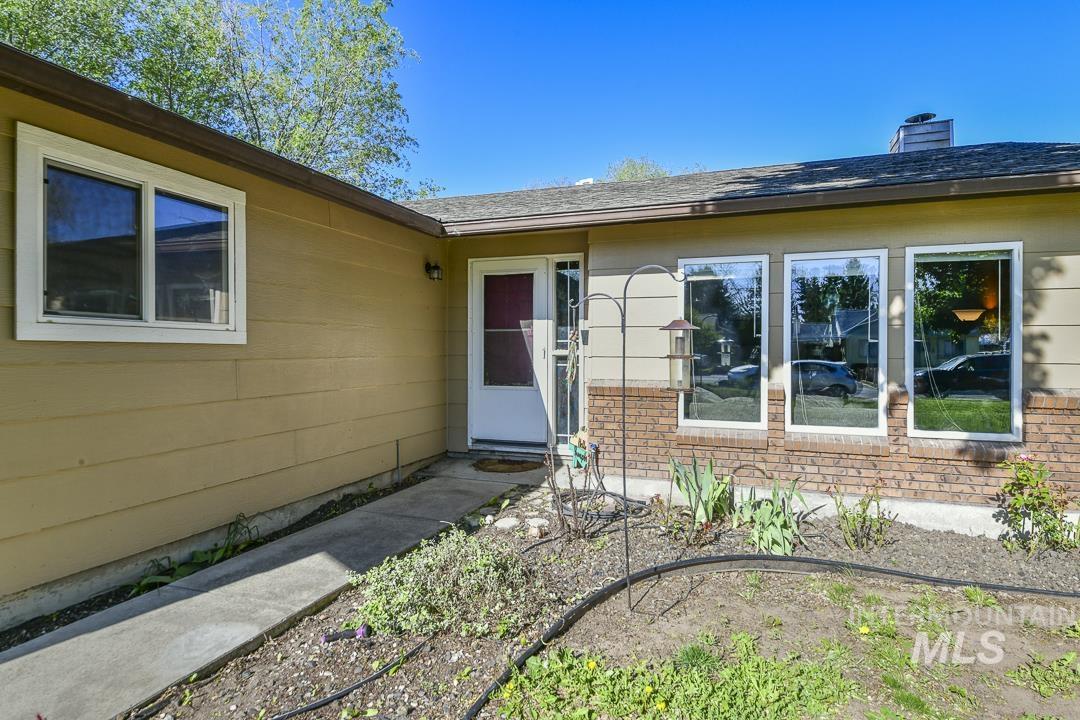 715 S Almond St., Nampa, Idaho 83686, 3 Bedrooms, 2 Bathrooms, Residential For Sale, Price $344,900, 98983886