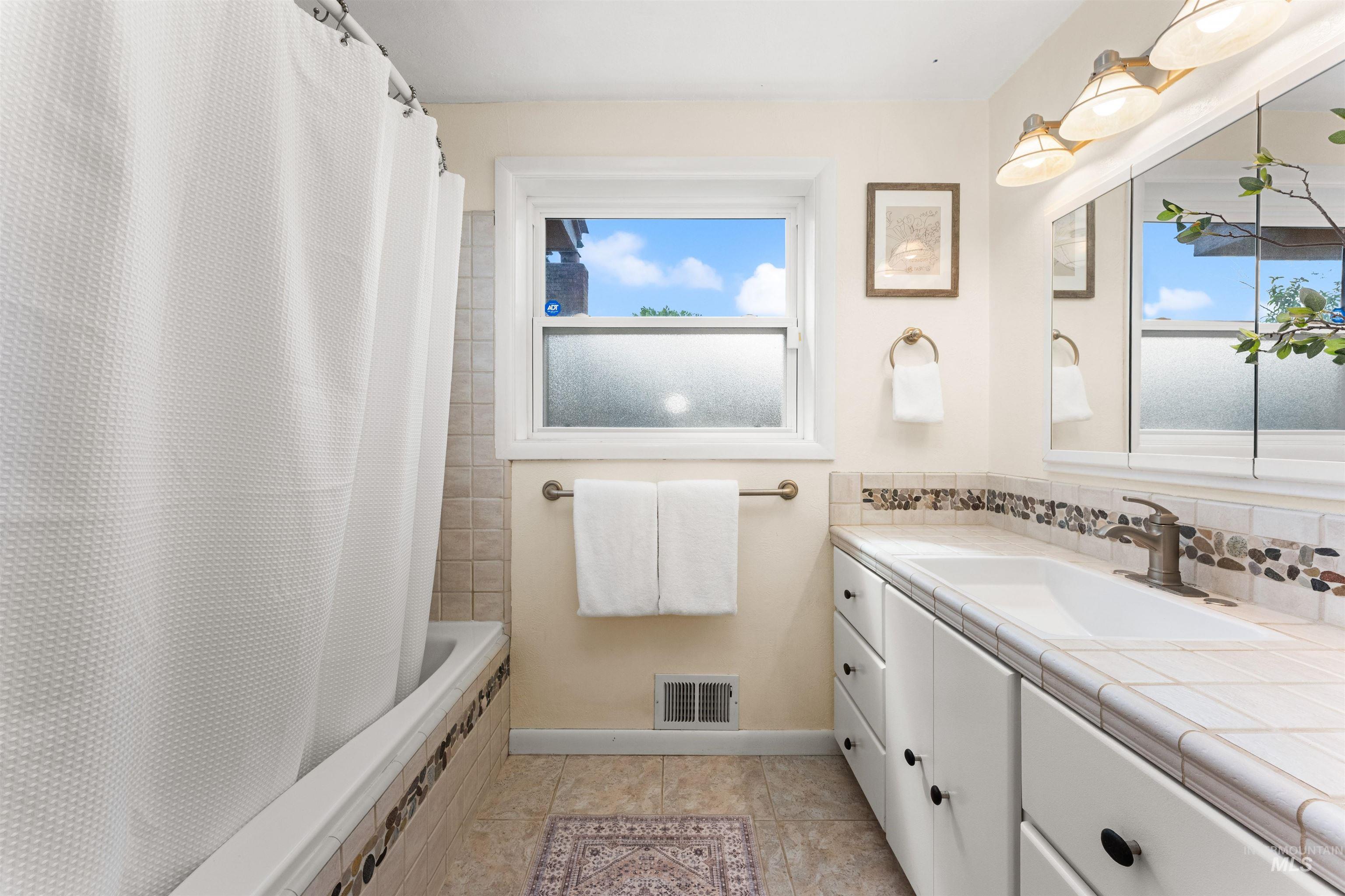 1916 N Larch St, Boise, Idaho 83706, 3 Bedrooms, 2 Bathrooms, Residential For Sale, Price $529,000,MLS 98983893