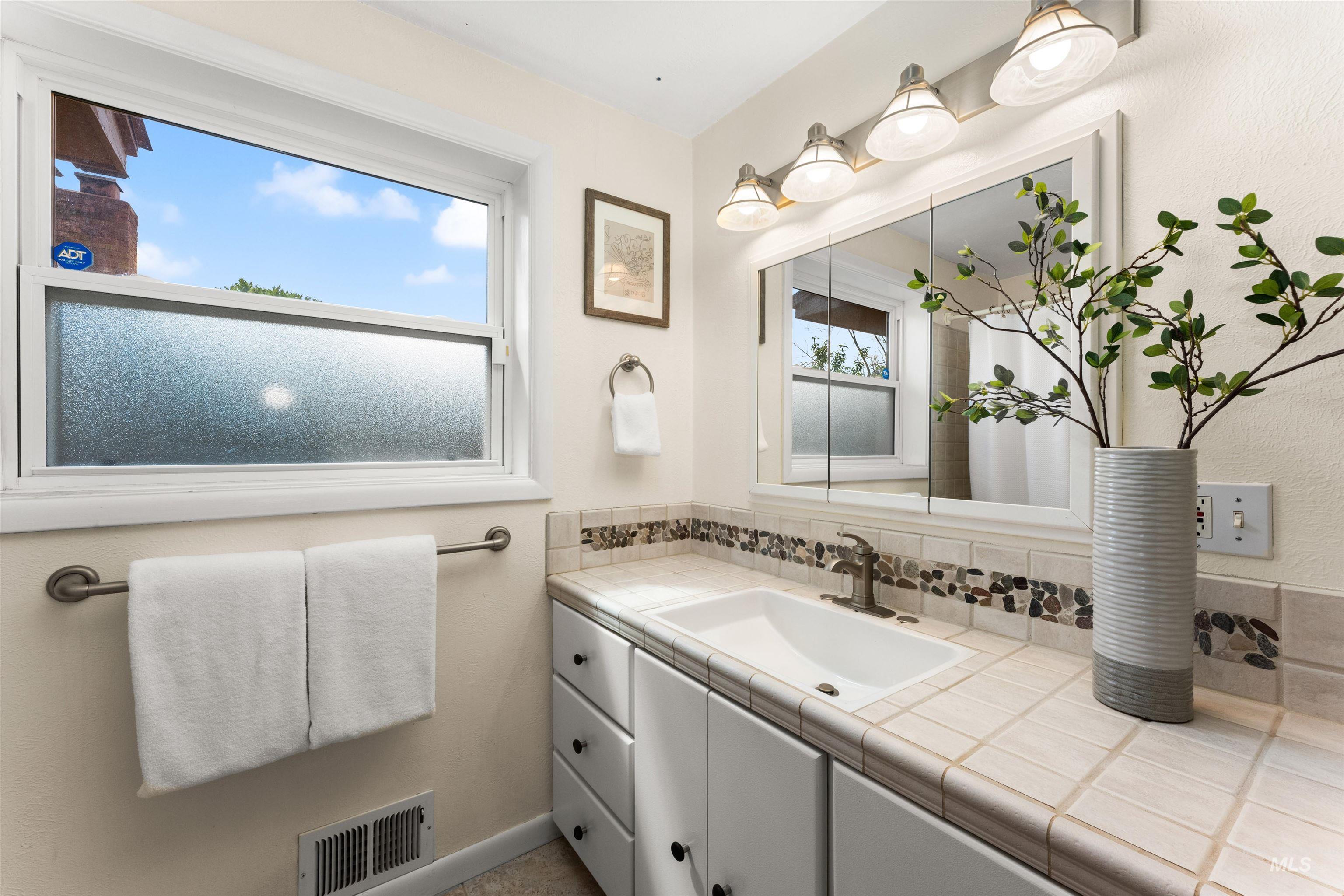 1916 N Larch St, Boise, Idaho 83706, 3 Bedrooms, 2 Bathrooms, Residential For Sale, Price $529,000,MLS 98983893