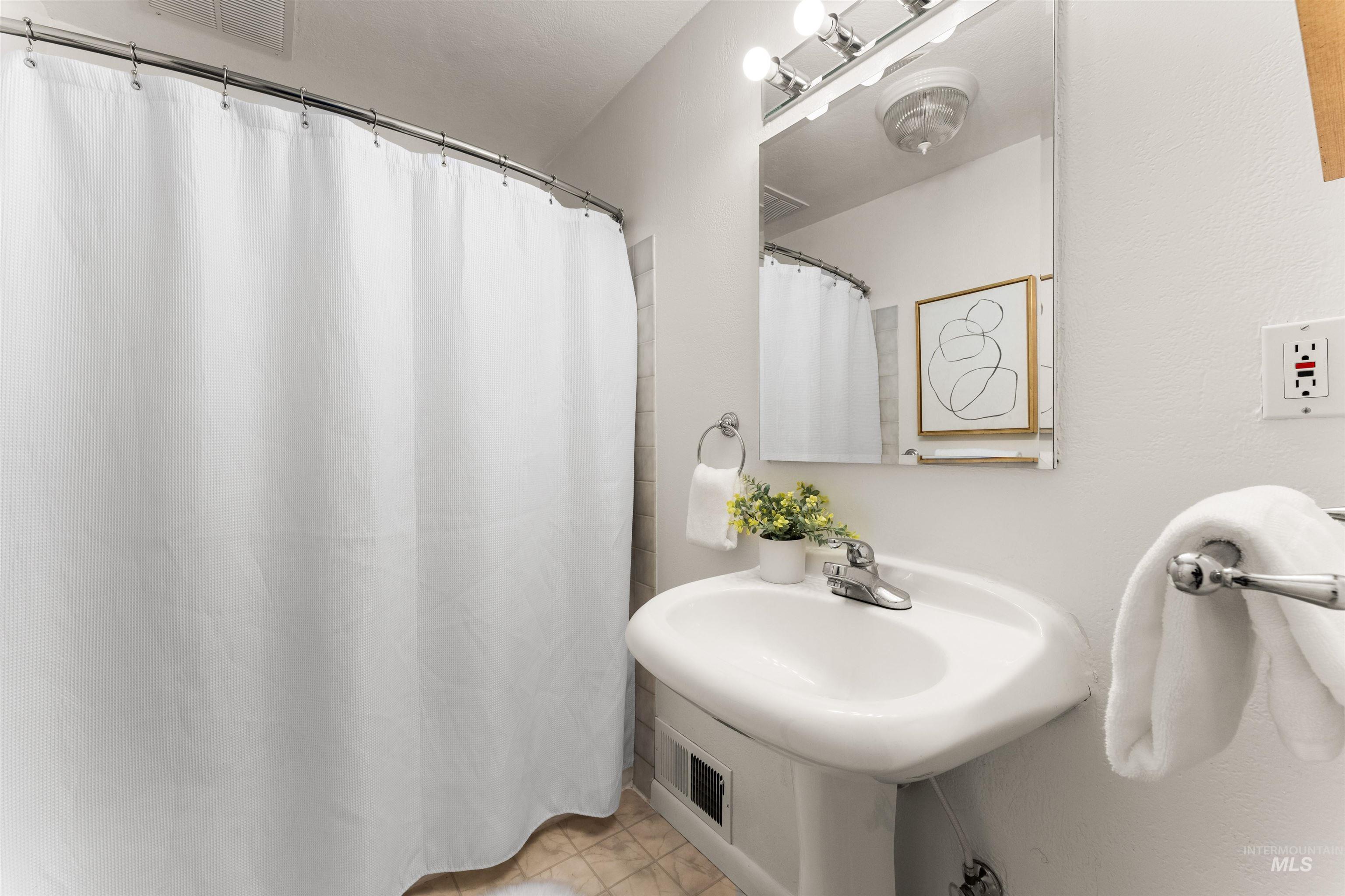 1916 N Larch St, Boise, Idaho 83706, 3 Bedrooms, 2 Bathrooms, Residential For Sale, Price $529,000,MLS 98983893