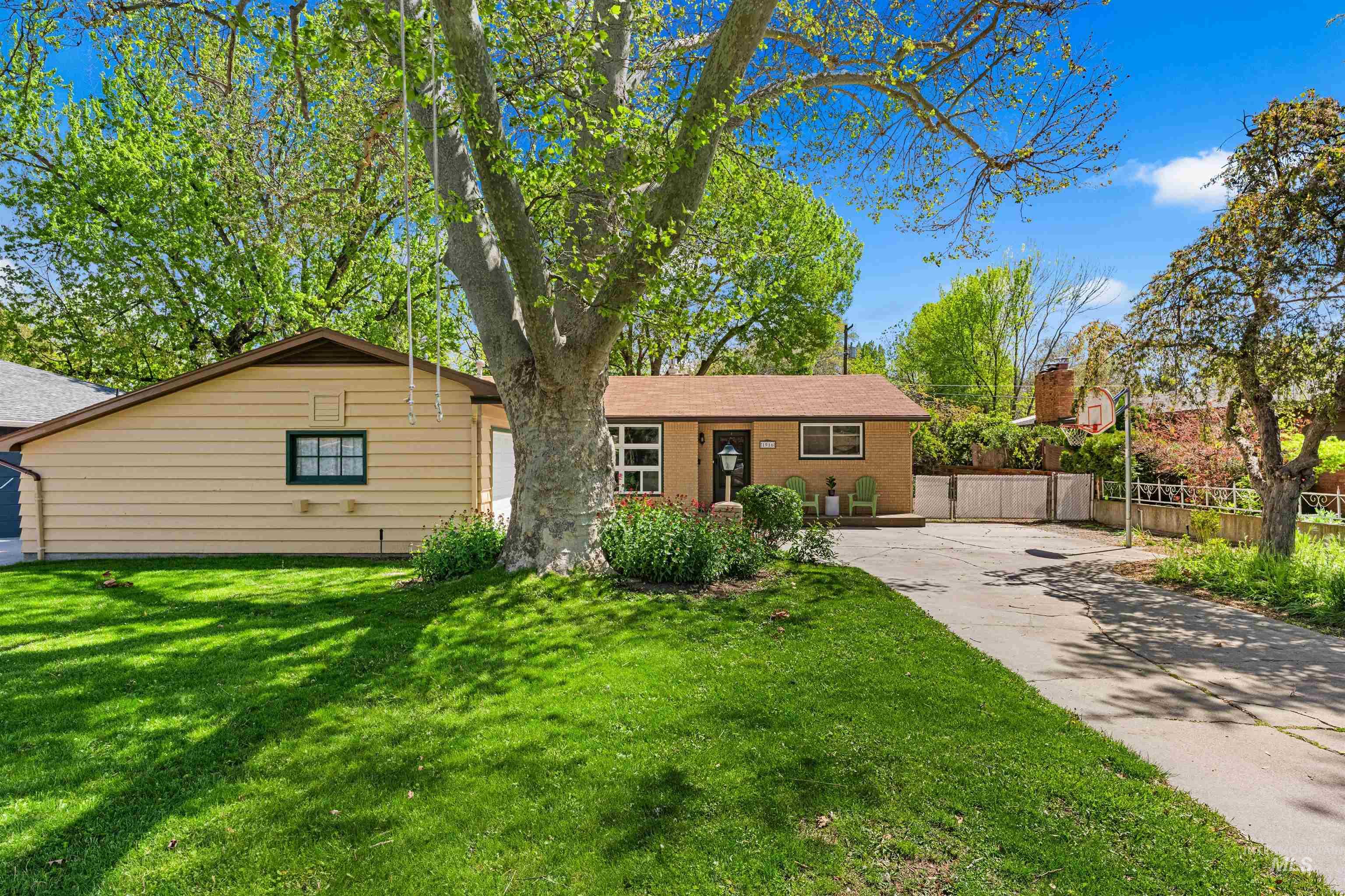 1916 N Larch St, Boise, Idaho 83706, 3 Bedrooms, 2 Bathrooms, Residential For Sale, Price $529,000,MLS 98983893