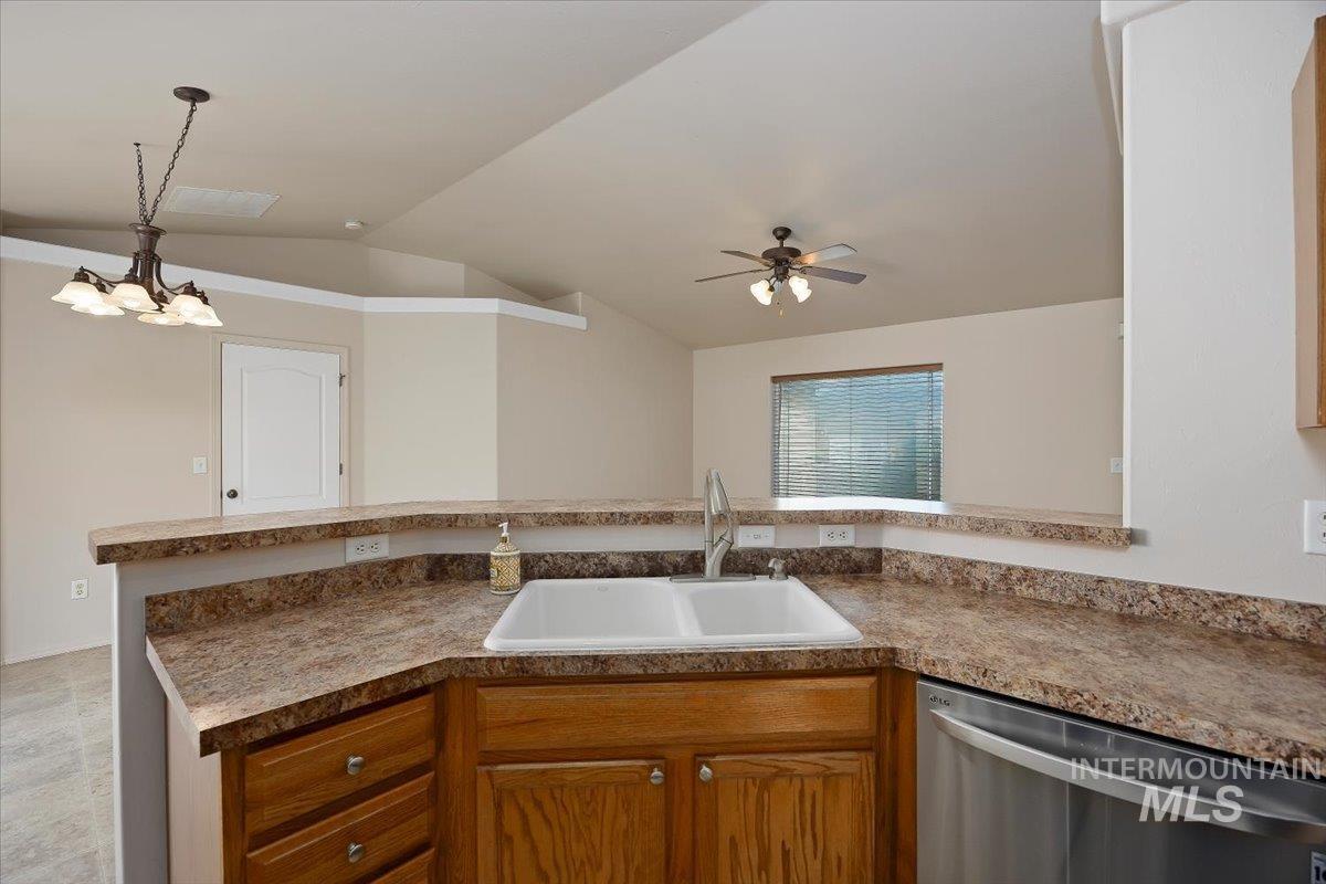 421 Silver Pheasant Ave., Twin Falls, Idaho 83301, 3 Bedrooms, 2 Bathrooms, Residential For Sale, Price $324,900,MLS 98983899