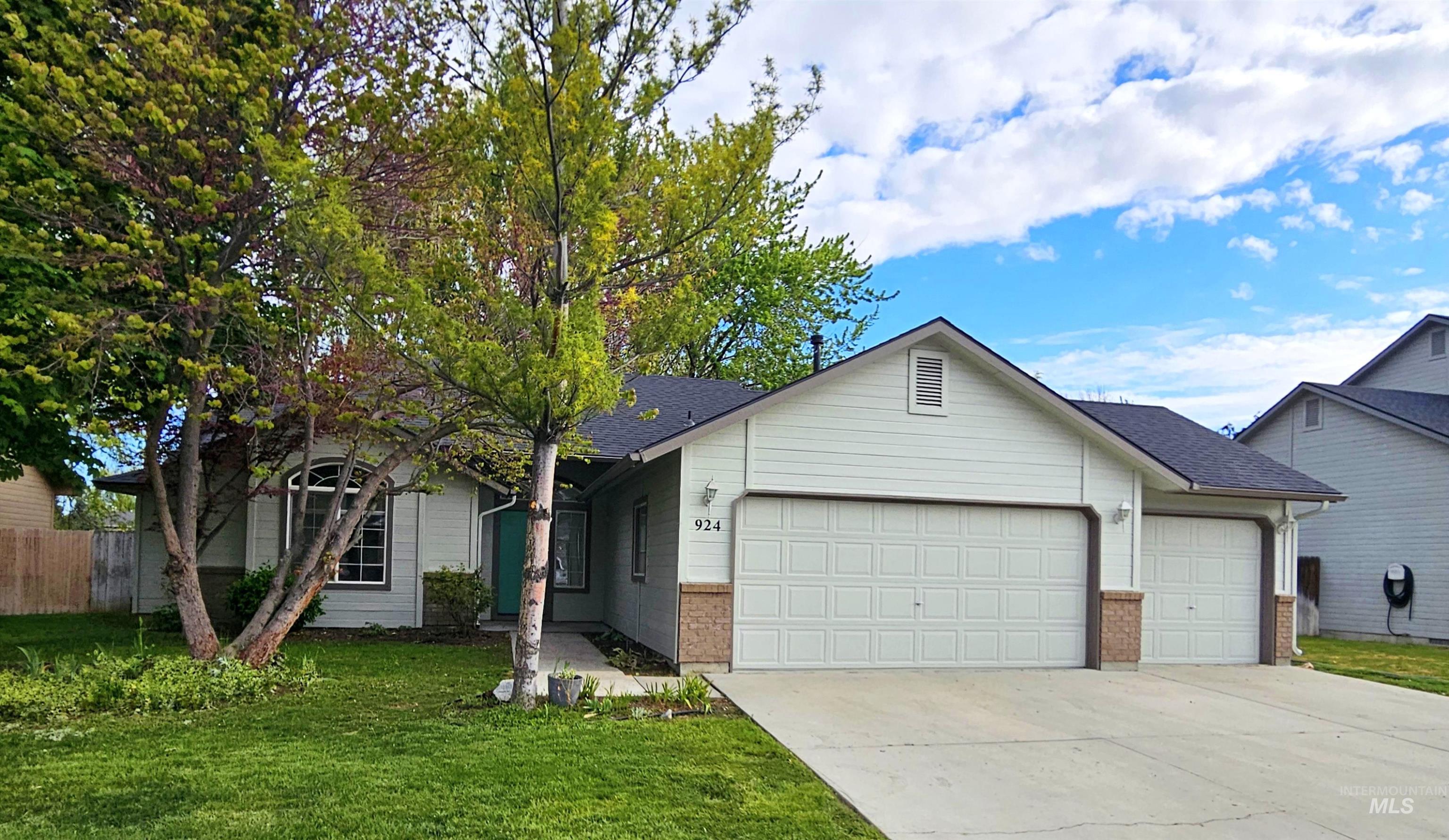 924 E Hawk St., Meridian, Idaho 83646, 4 Bedrooms, 2 Bathrooms, Residential For Sale, Price $445,900,MLS 98983910