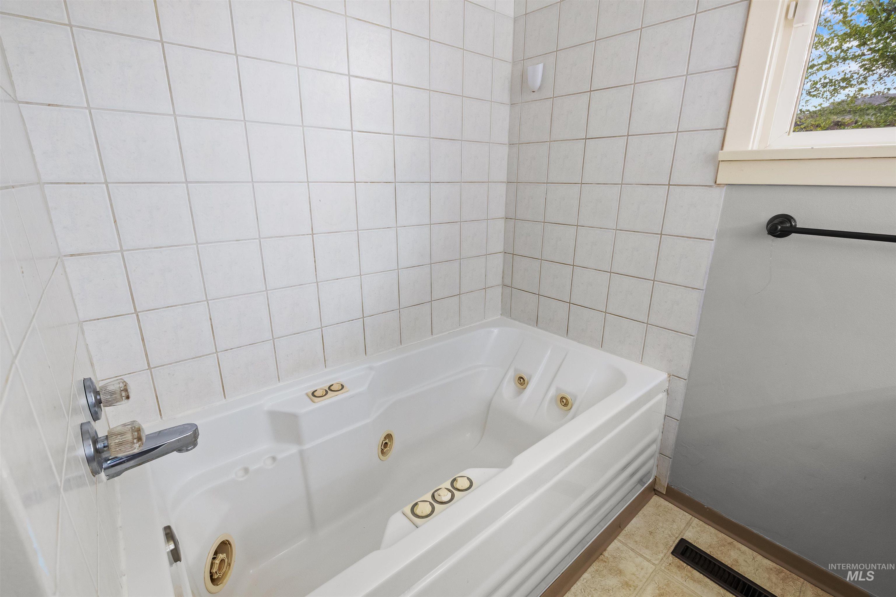 2320 9th Ave, Lewiston, Idaho 83501, 3 Bedrooms, 2 Bathrooms, Residential For Sale, Price $345,000, 98983919