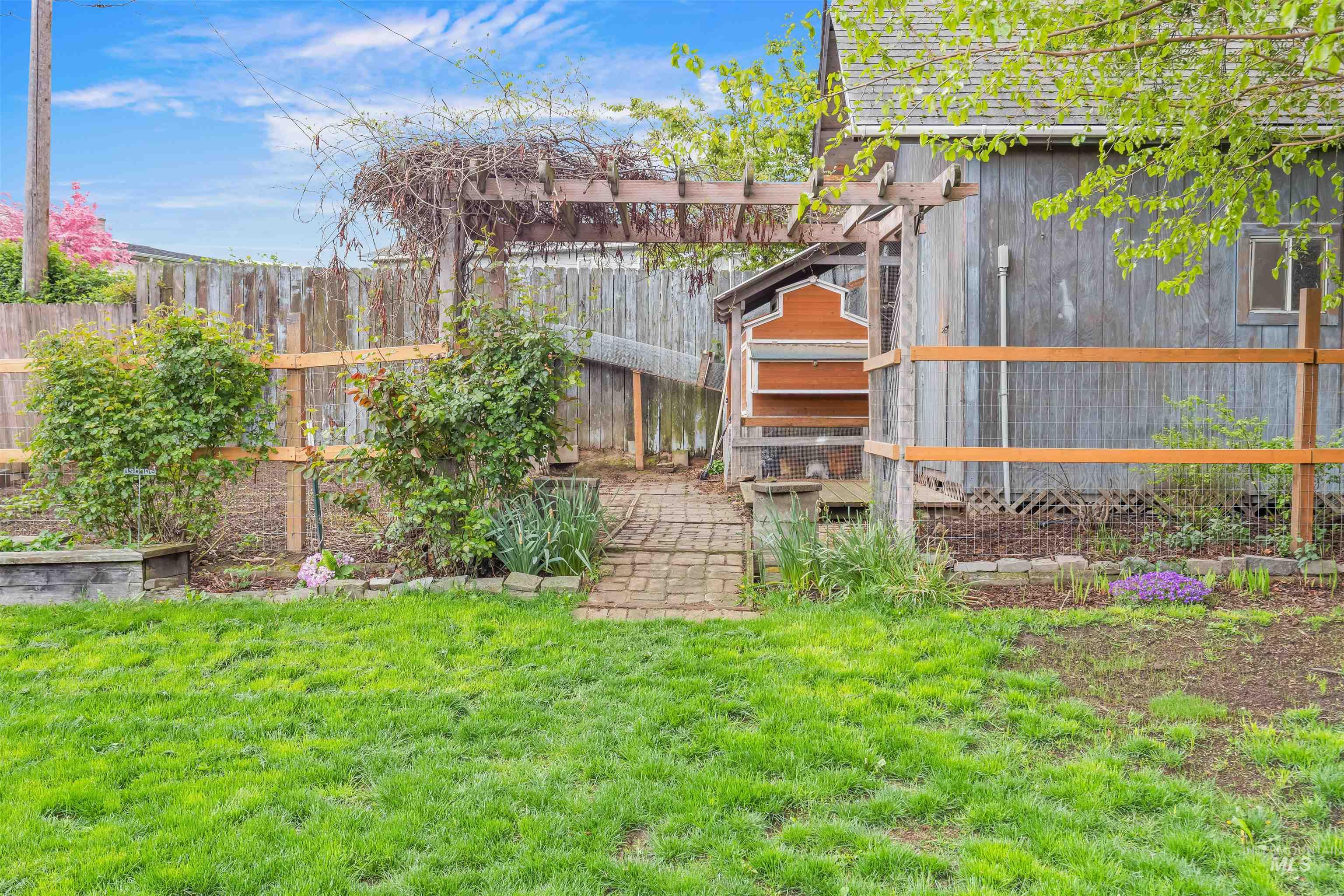 2320 9th Ave, Lewiston, Idaho 83501, 3 Bedrooms, 2 Bathrooms, Residential For Sale, Price $345,000, 98983919