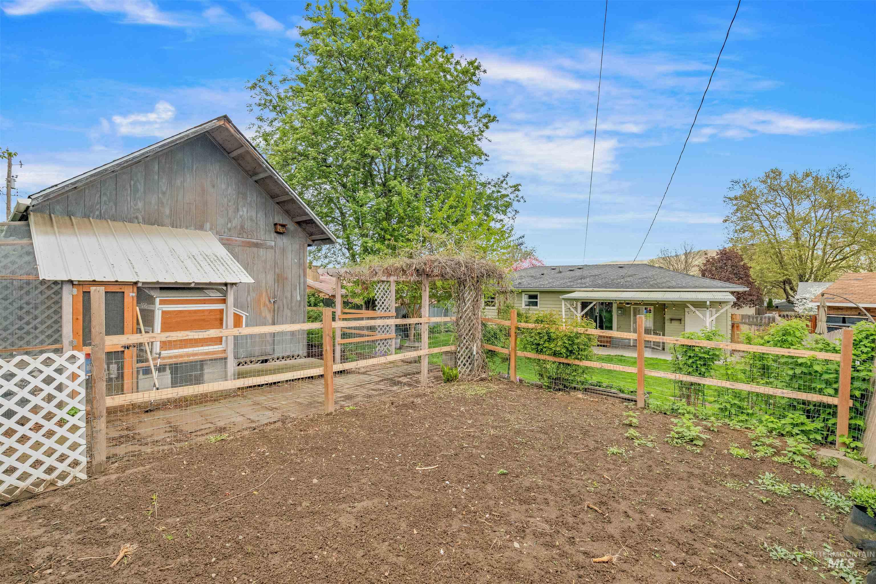 2320 9th Ave, Lewiston, Idaho 83501, 3 Bedrooms, 2 Bathrooms, Residential For Sale, Price $345,000, 98983919