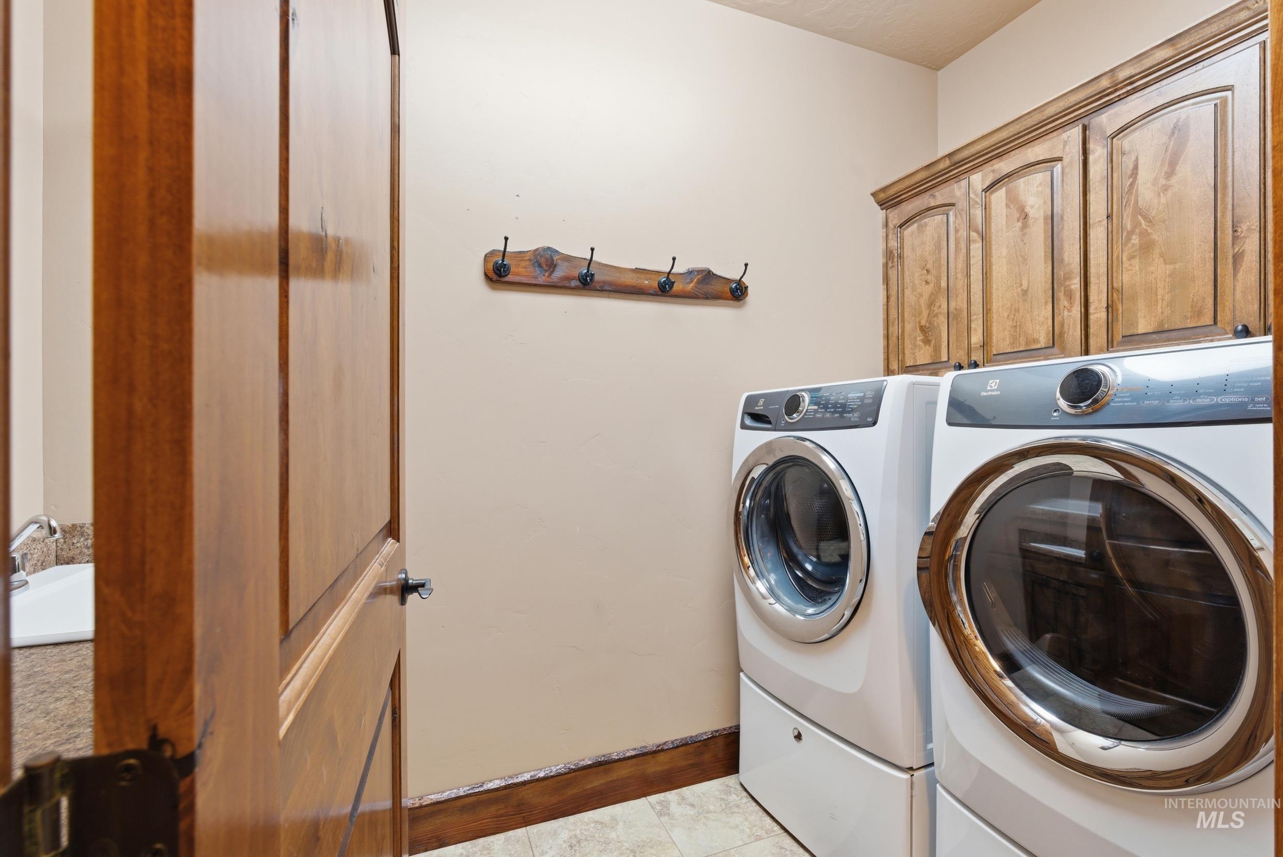 2538 W Mountain Rd, Donnelly, Idaho 83615, 4 Bedrooms, 2.5 Bathrooms, Residential For Sale, Price $1,200,000, 98983937