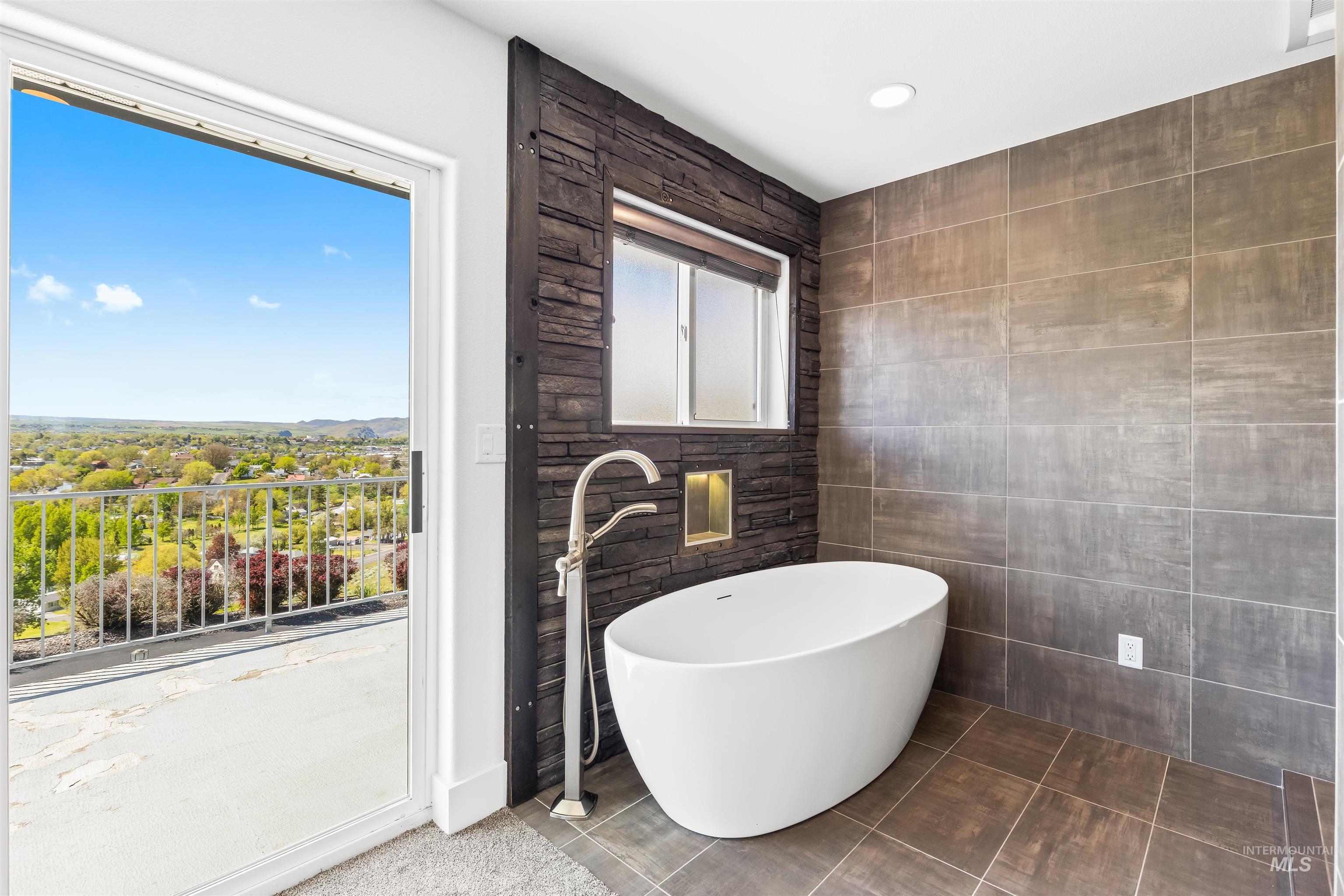 3360 E Main Street, Lewiston, Idaho 83501, 5 Bedrooms, 3.5 Bathrooms, Residential For Sale, Price $1,450,000,MLS 98983950