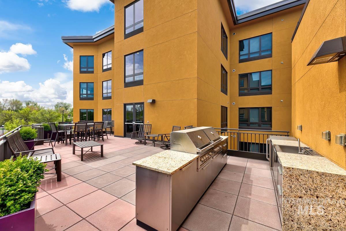 880 W River Street, Boise, Idaho 83702, 2 Bedrooms, 2 Bathrooms, Residential For Sale, Price $798,000,MLS 98983966