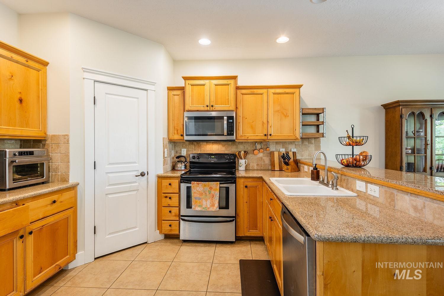 591 N Pringlewood Pl, Star, Idaho 53669, 4 Bedrooms, 3 Bathrooms, Residential For Sale, Price $598,000, 98983973