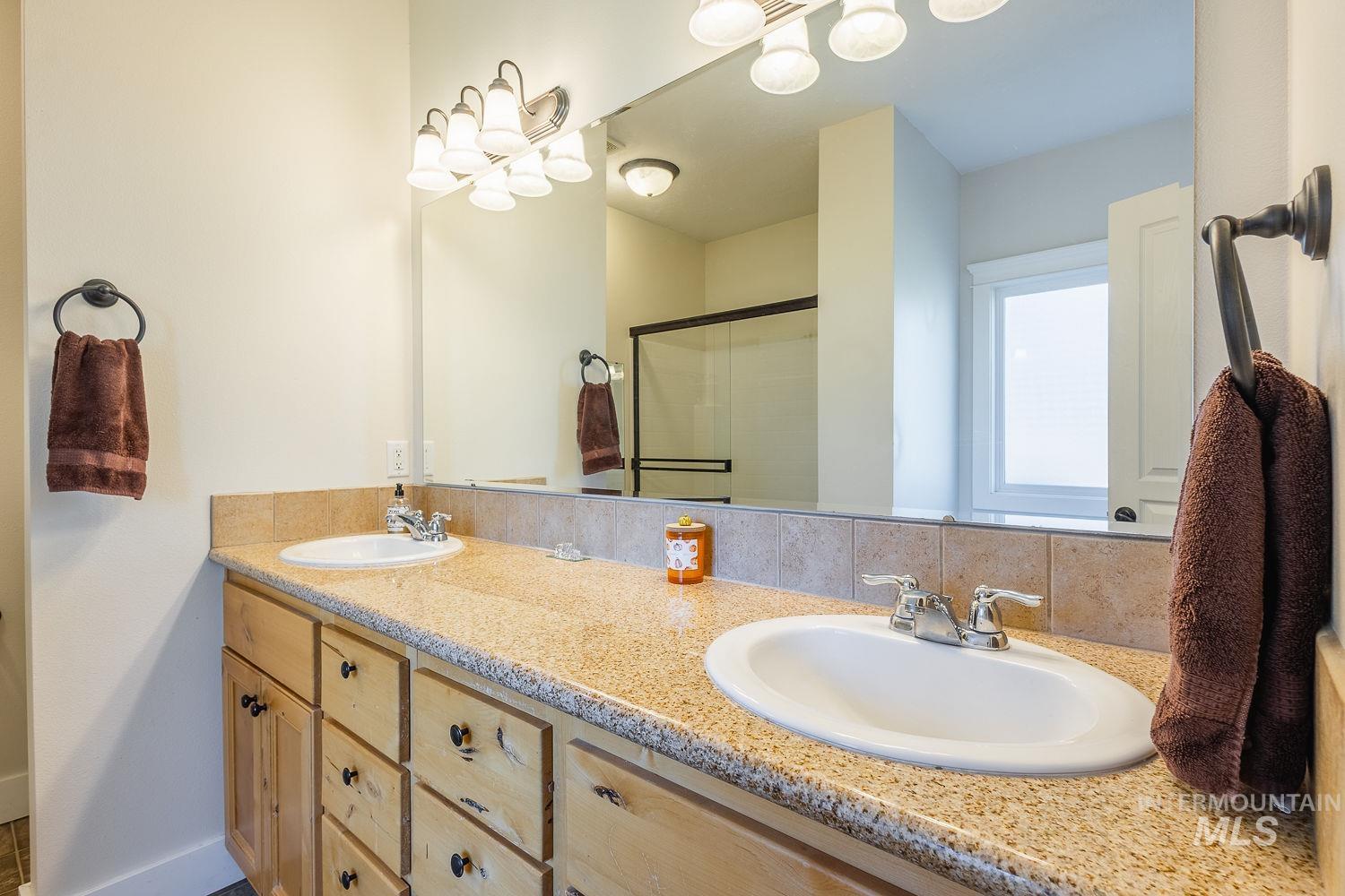 591 N Pringlewood Pl, Star, Idaho 53669, 4 Bedrooms, 3 Bathrooms, Residential For Sale, Price $598,000, 98983973