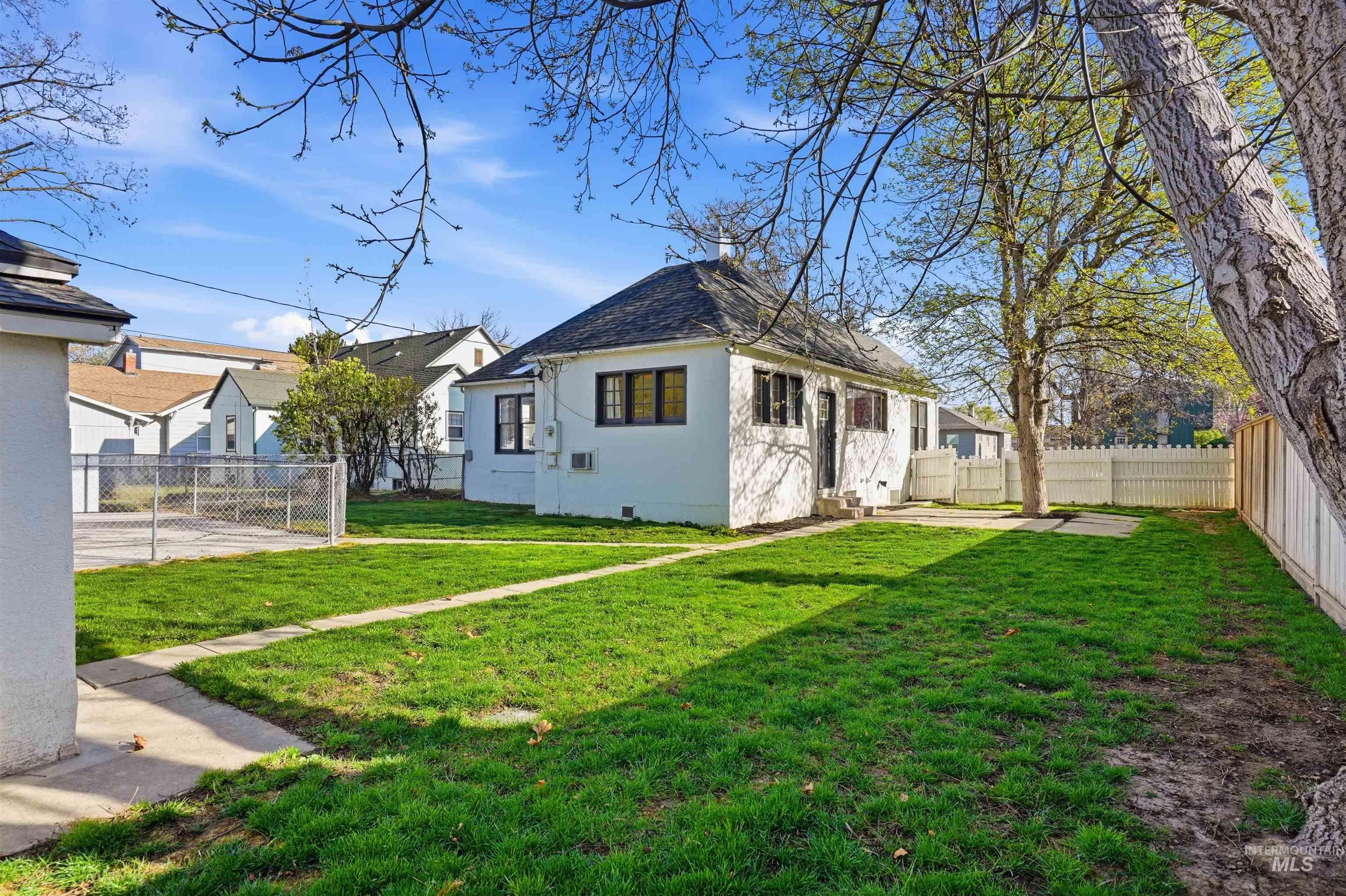 1918&1920 Cleveland Blvd, Caldwell, Idaho 83605, 2 Bedrooms, 1 Bathroom, Residential Income For Sale, Price $449,000, 98983980