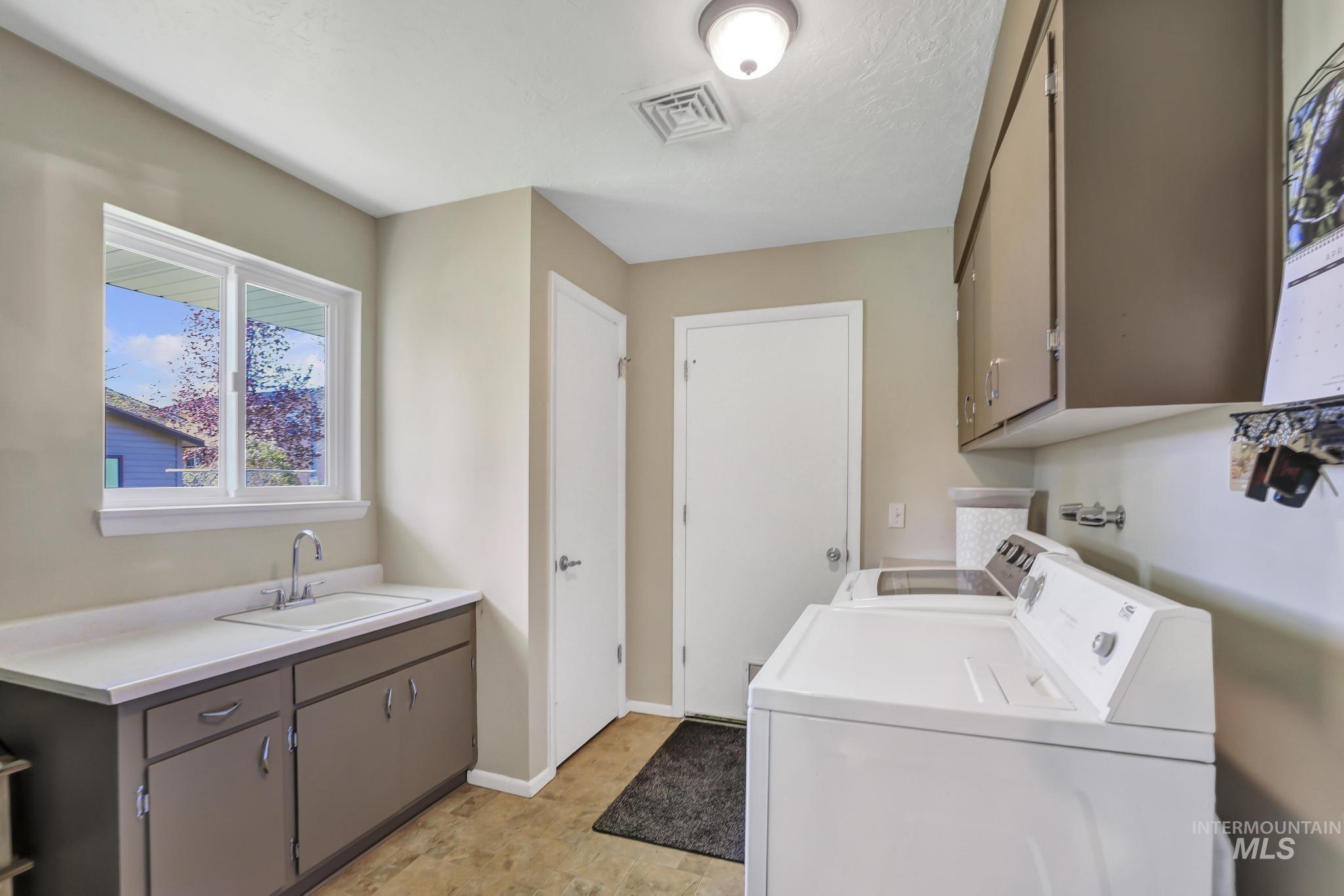 255 Sage St, Kimberly, Idaho 83341, 5 Bedrooms, 3 Bathrooms, Residential For Sale, Price $399,000,MLS 98983982