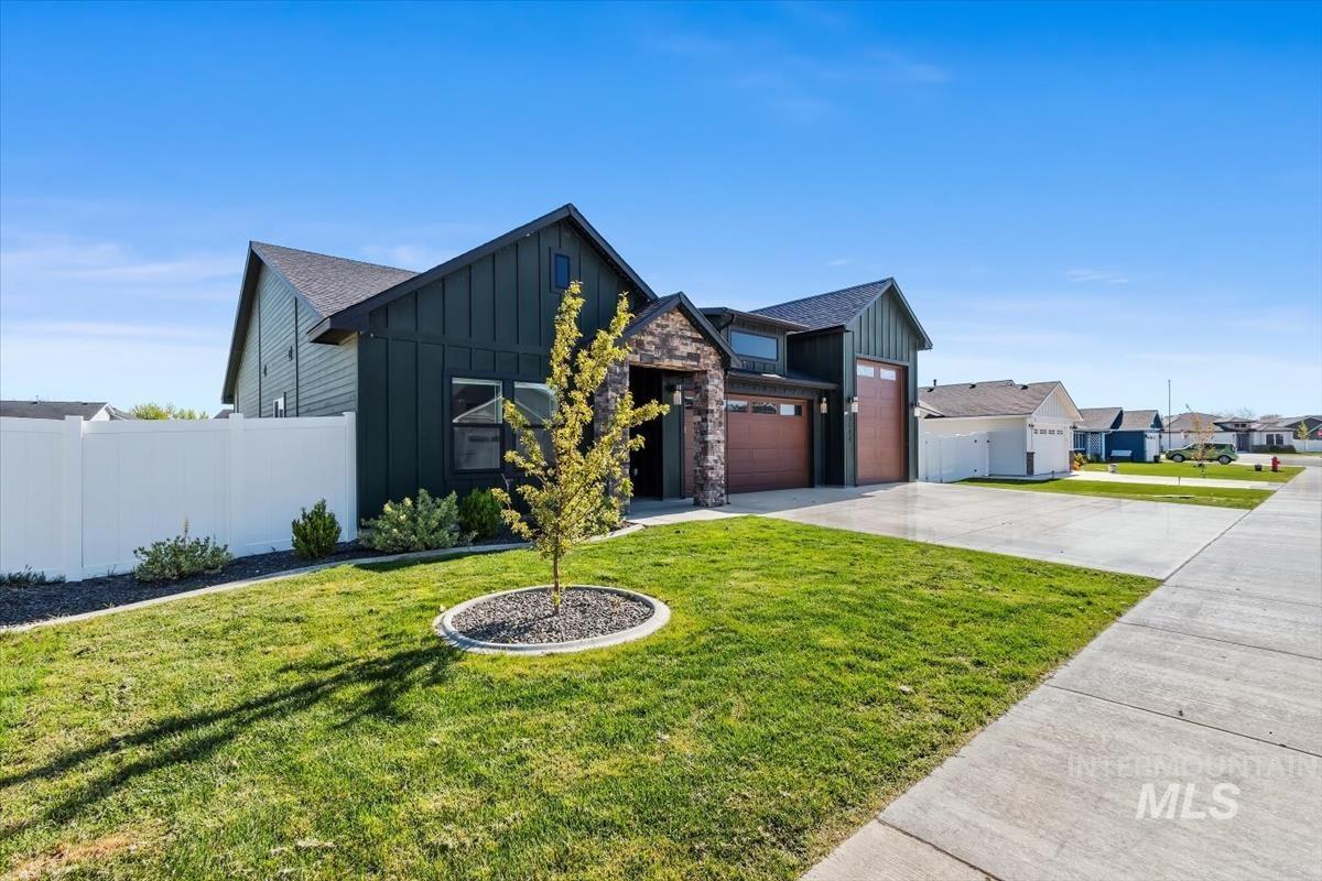 2124 Justine Ct, Fruitland, Idaho 83619, 3 Bedrooms, 2 Bathrooms, Residential For Sale, Price $449,900,MLS 98983983