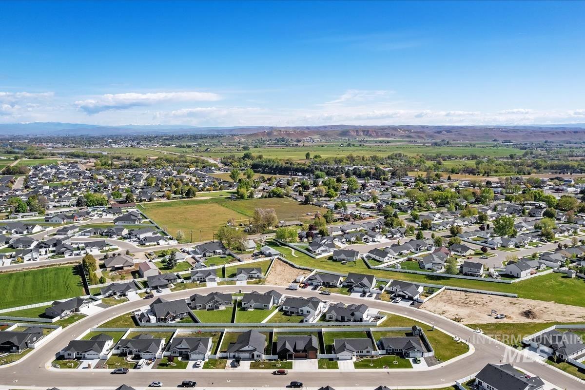 2124 Justine Ct, Fruitland, Idaho 83619, 3 Bedrooms, 2 Bathrooms, Residential For Sale, Price $449,900,MLS 98983983