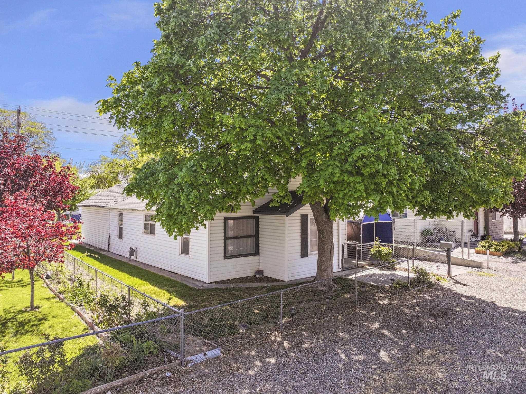 322 Jackson, Twin Falls, Idaho 83301, 3 Bedrooms, 2 Bathrooms, Residential For Sale, Price $280,000, 98983996